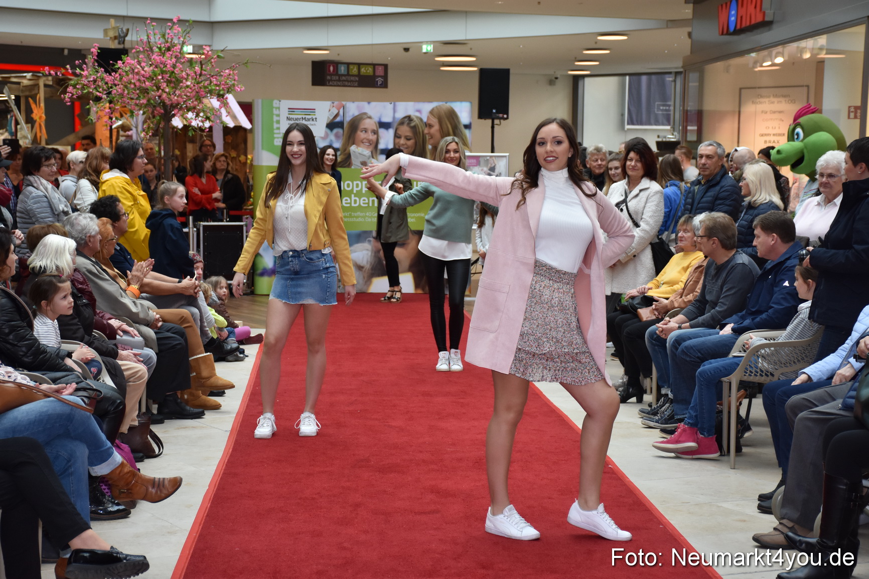 Fruehlingsmodenschau NeuerMarkt 2019 0030