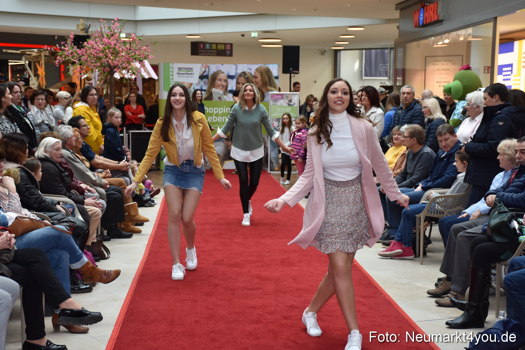 Fruehlingsmodenschau NeuerMarkt 2019 0031