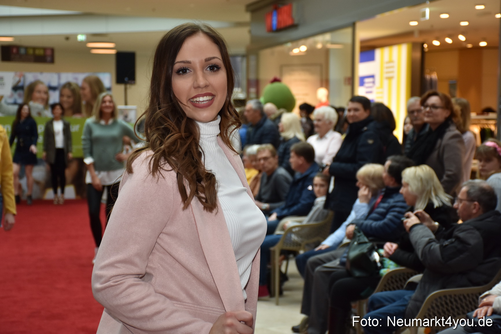 Fruehlingsmodenschau NeuerMarkt 2019 0032