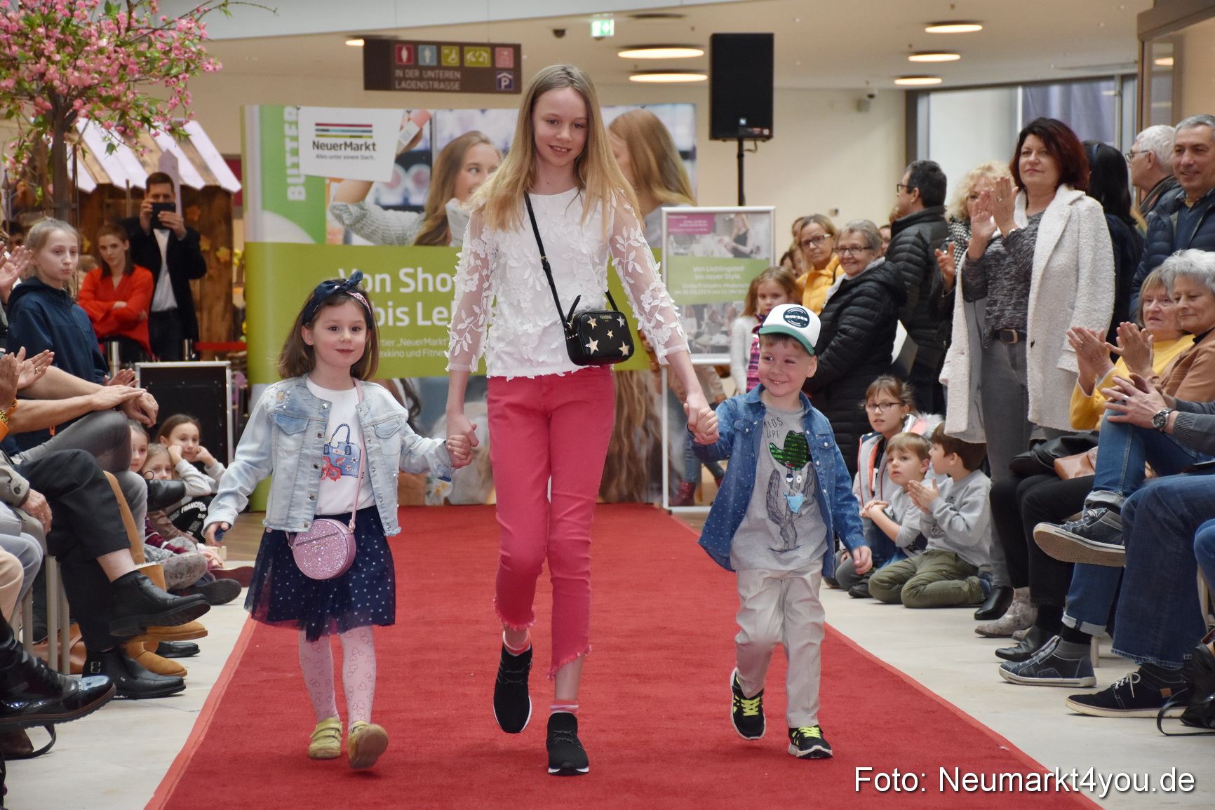 Fruehlingsmodenschau NeuerMarkt 2019 0040