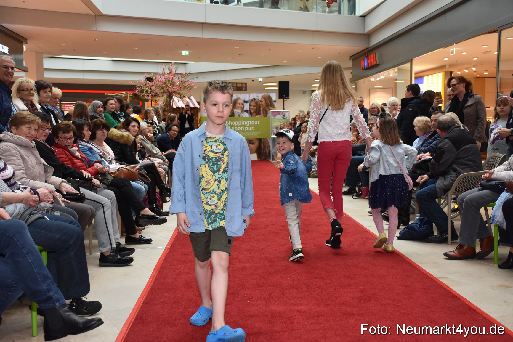 Fruehlingsmodenschau NeuerMarkt 2019 0041