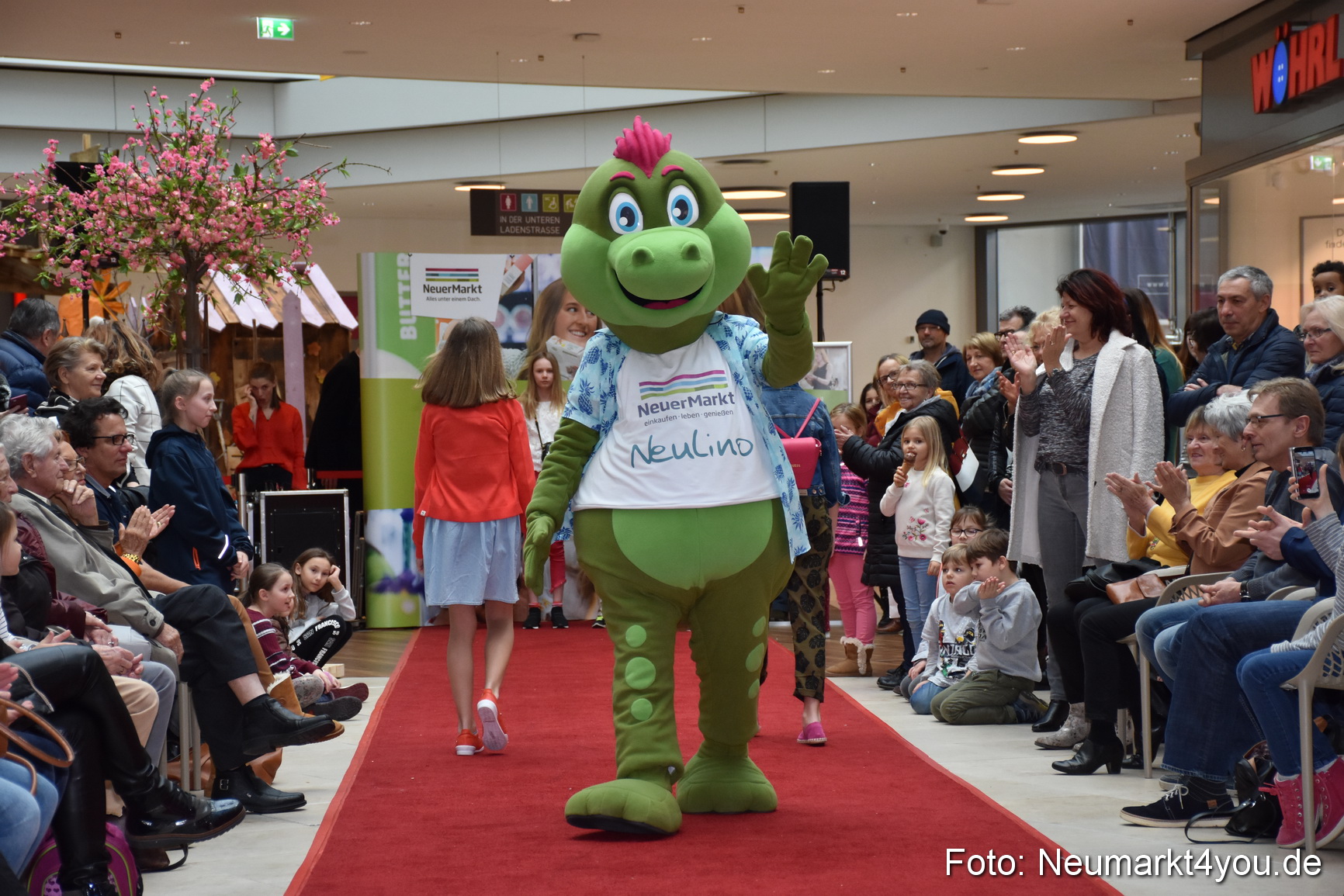 Fruehlingsmodenschau NeuerMarkt 2019 0045