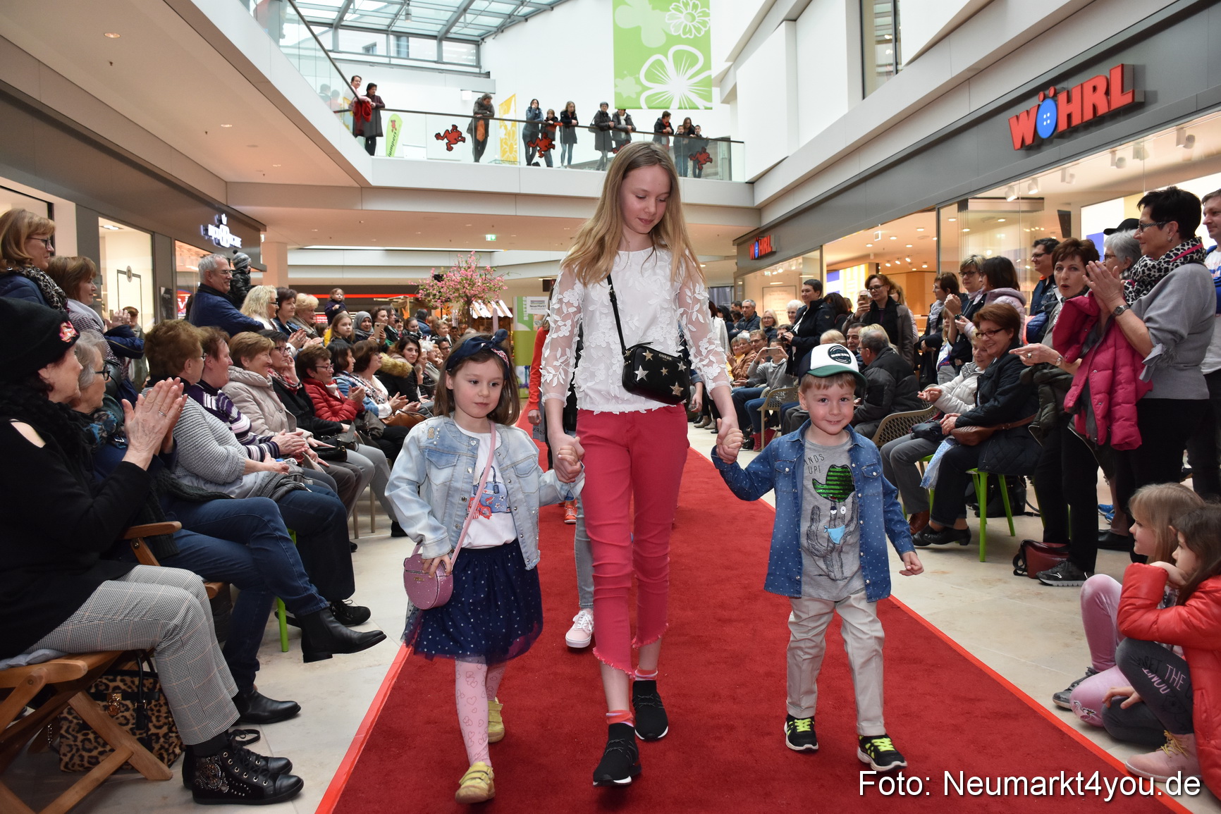 Fruehlingsmodenschau NeuerMarkt 2019 0046