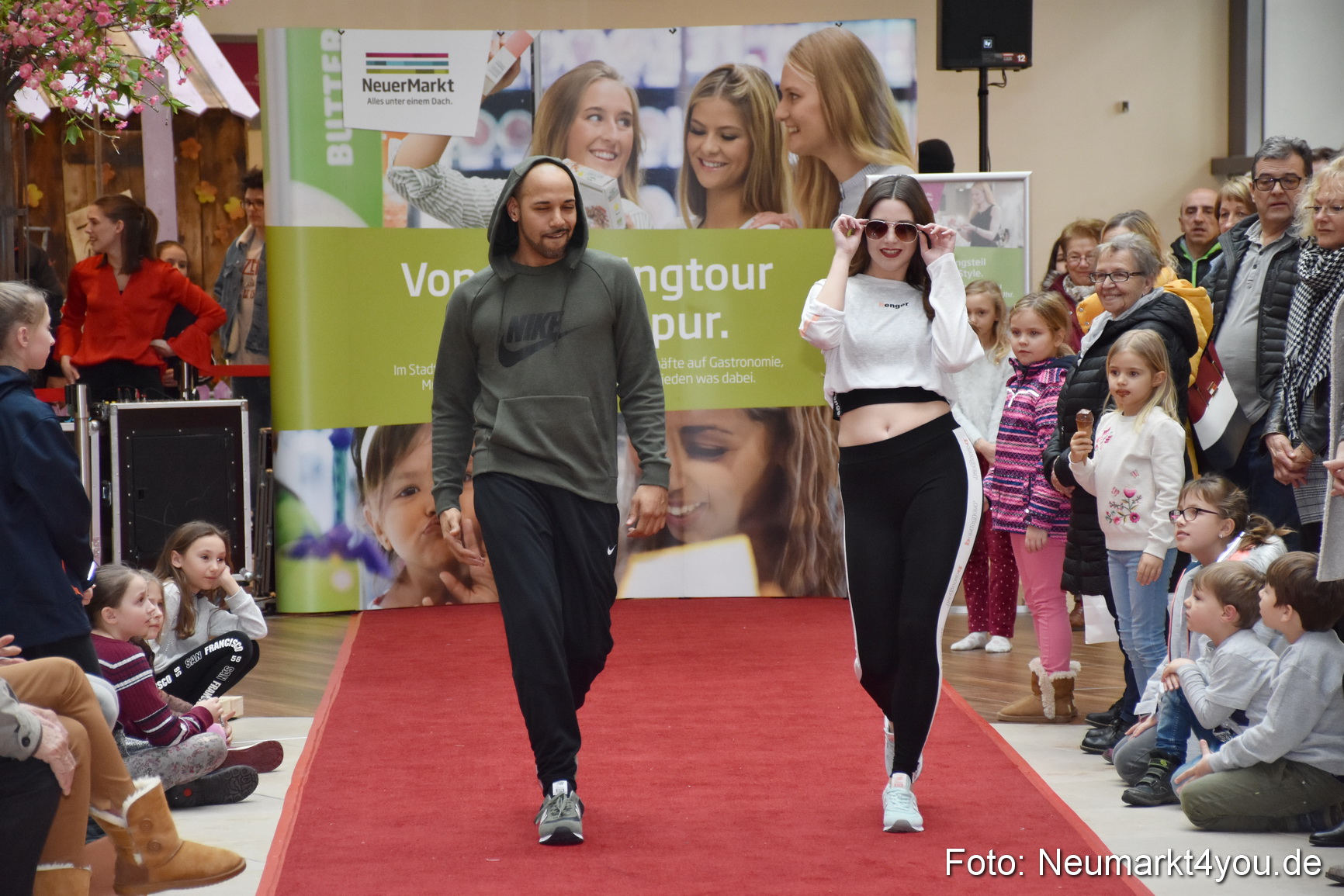 Fruehlingsmodenschau NeuerMarkt 2019 0047