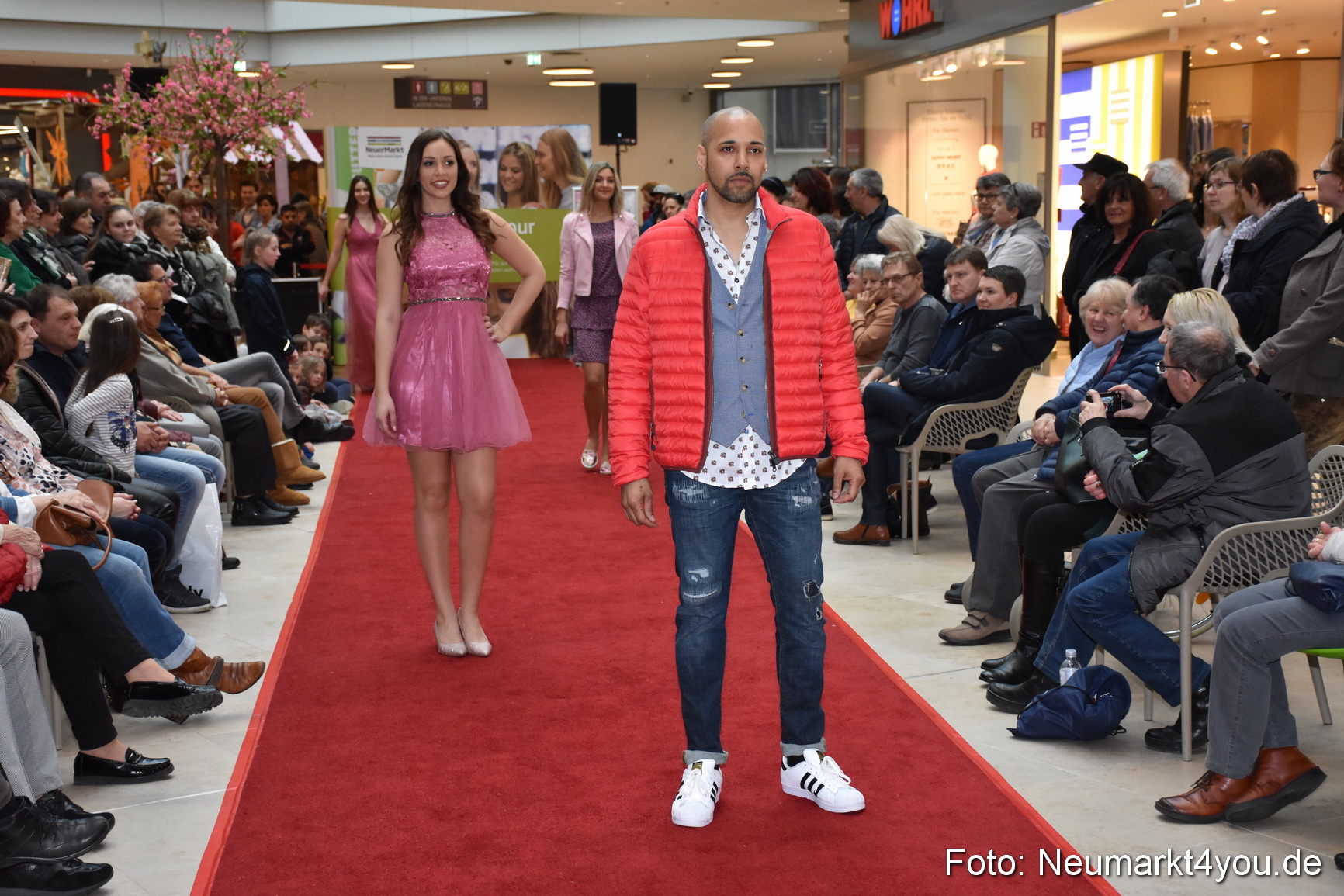 Fruehlingsmodenschau NeuerMarkt 2019 0080