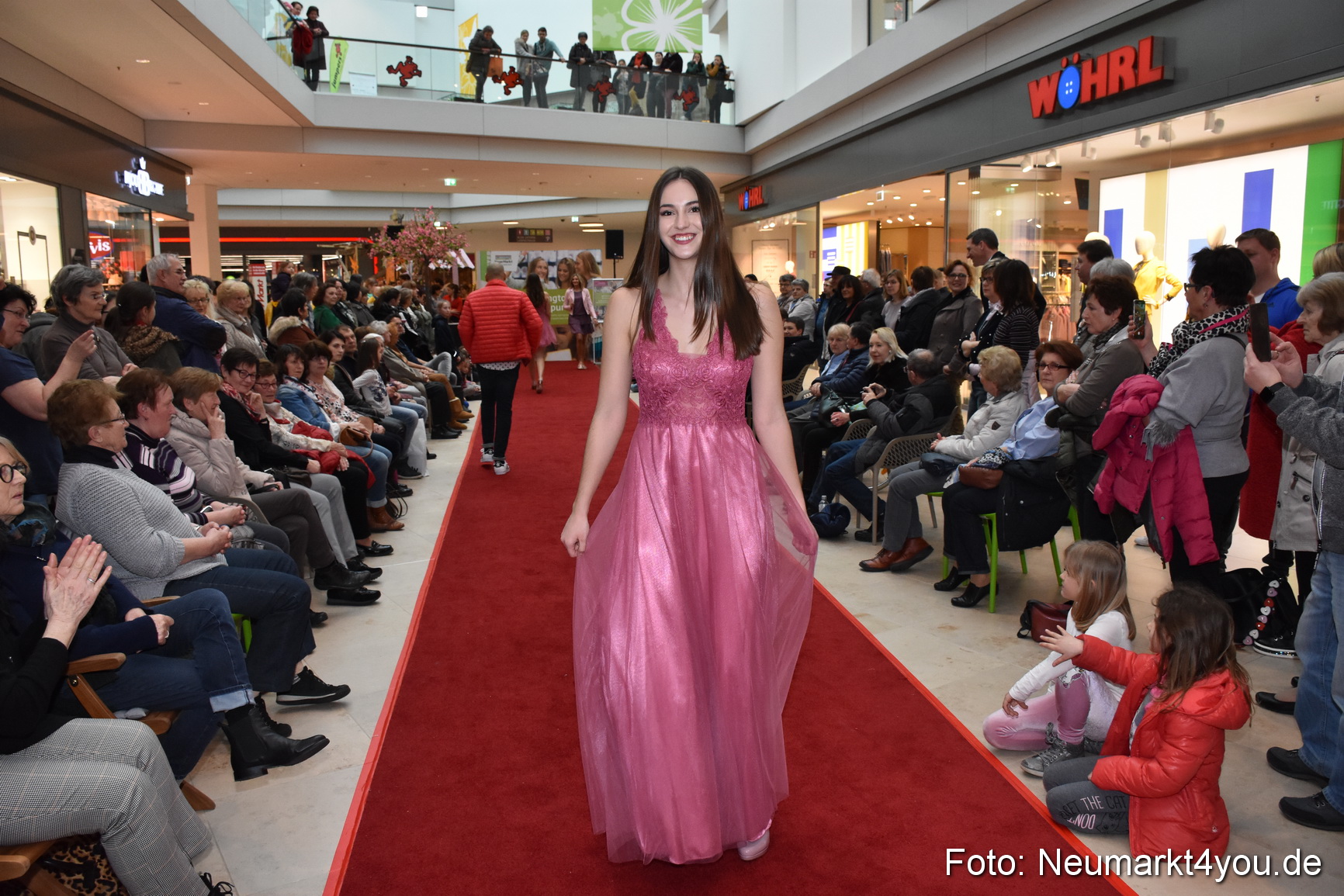 Fruehlingsmodenschau NeuerMarkt 2019 0081