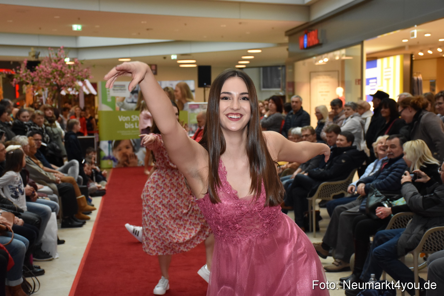 Fruehlingsmodenschau NeuerMarkt 2019 0083