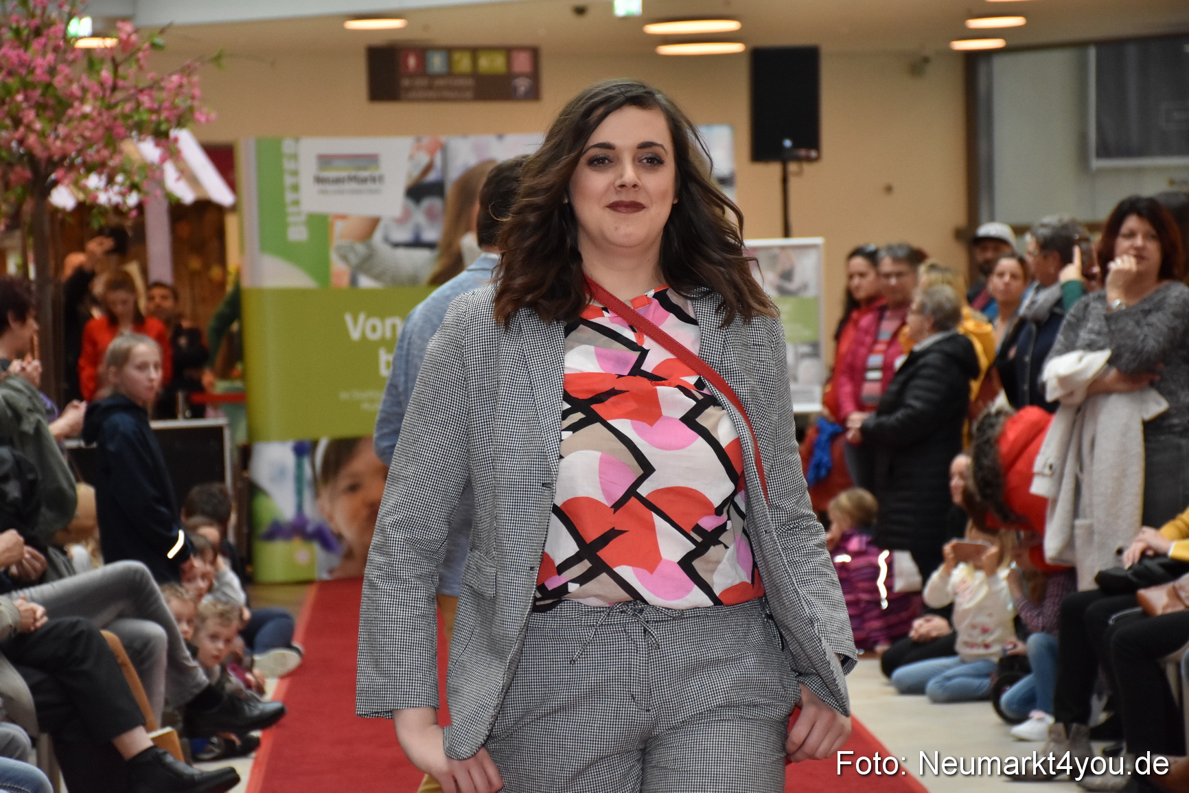 Fruehlingsmodenschau NeuerMarkt 2019 0092