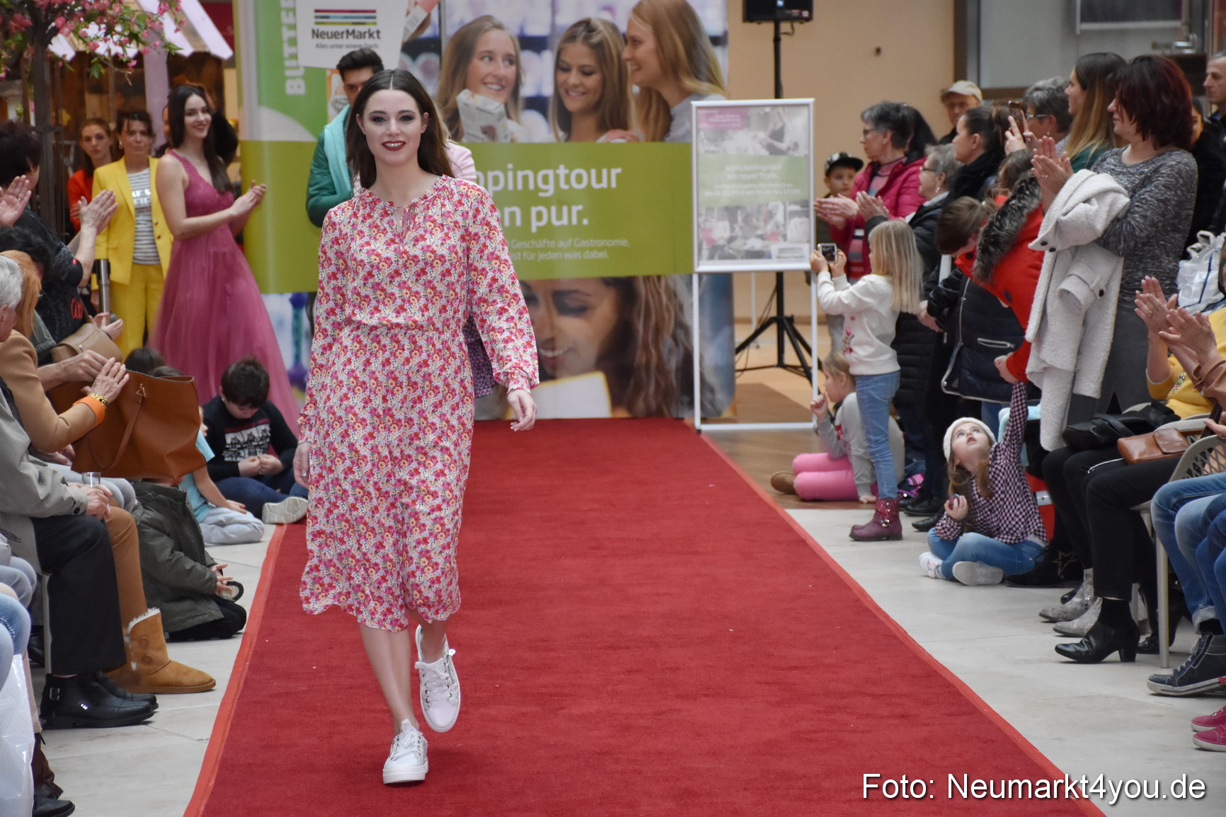Fruehlingsmodenschau NeuerMarkt 2019 0097