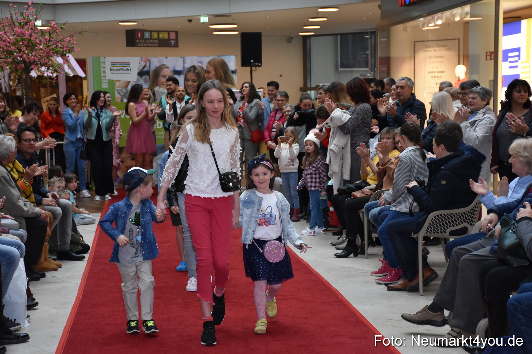 Fruehlingsmodenschau NeuerMarkt 2019 0101