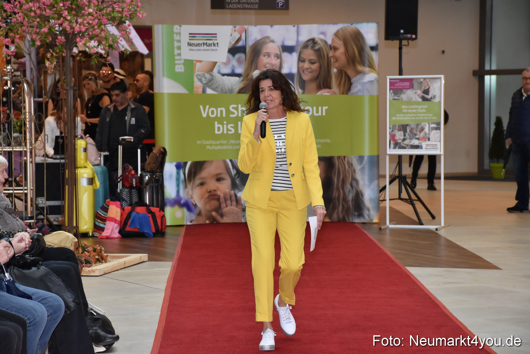 Fruehlingsmodenschau NeuerMarkt 2019 0104