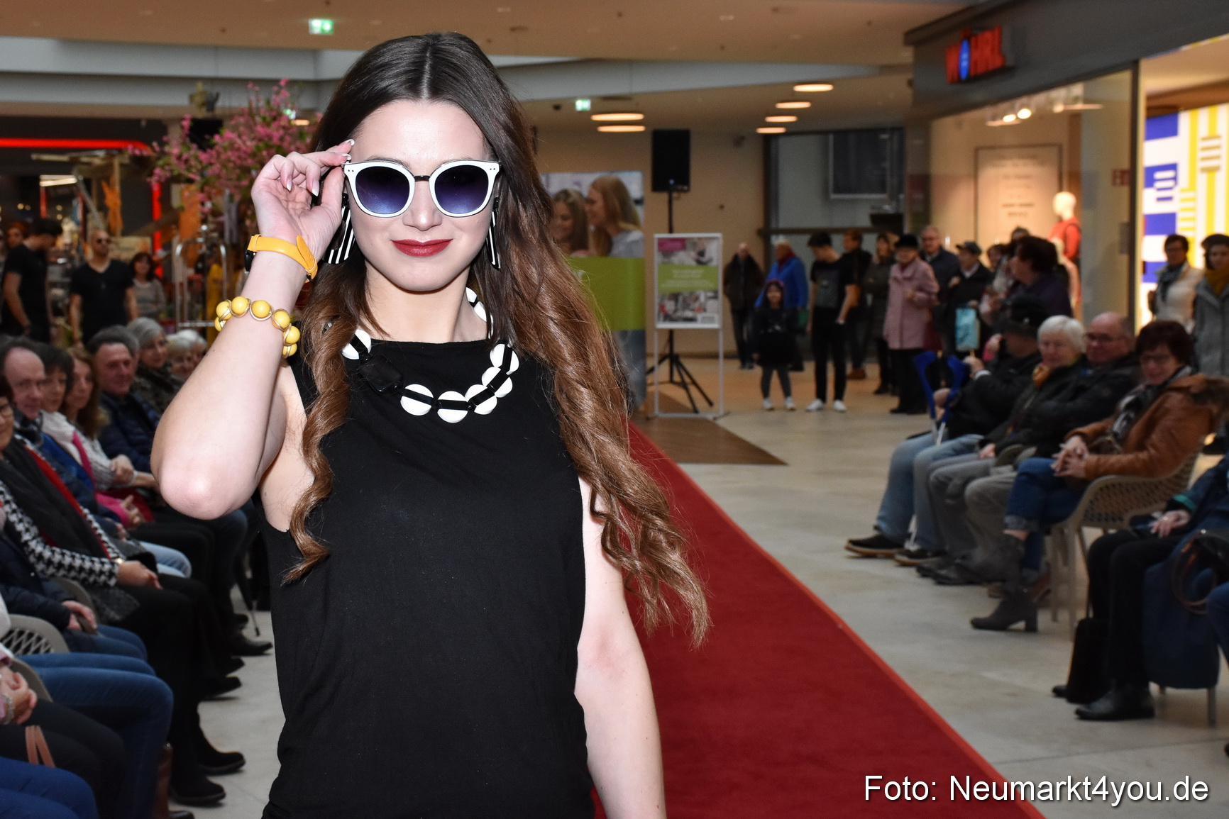 Fruehlingsmodenschau NeuerMarkt 2019 0107