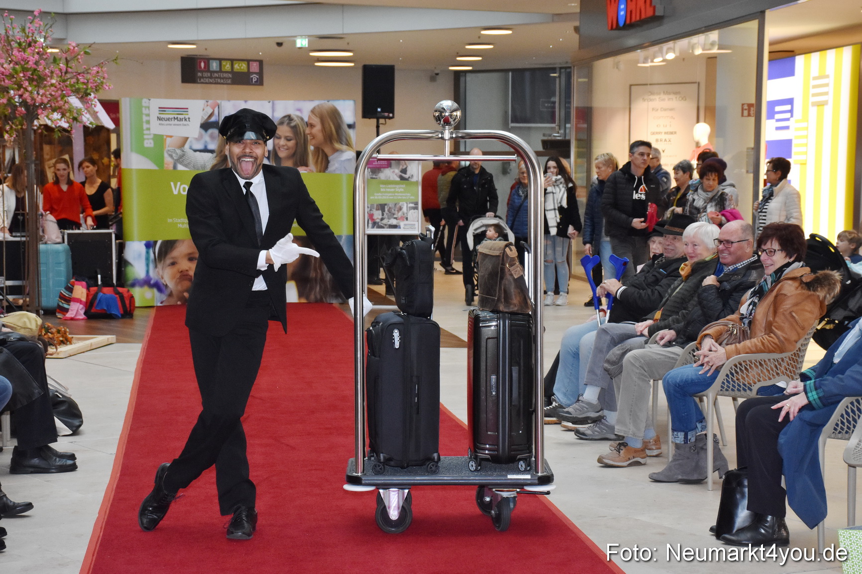 Fruehlingsmodenschau NeuerMarkt 2019 0127