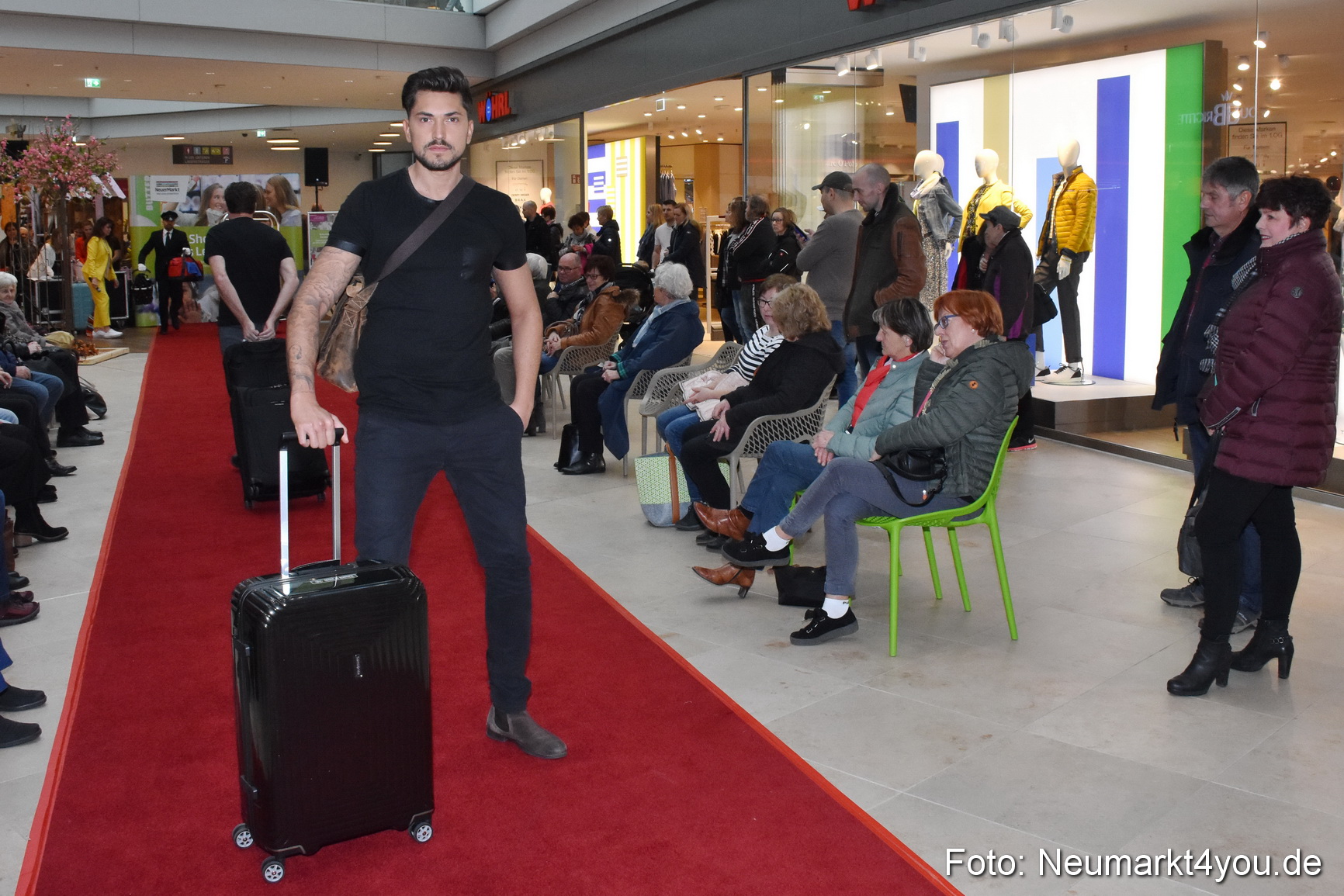 Fruehlingsmodenschau NeuerMarkt 2019 0129