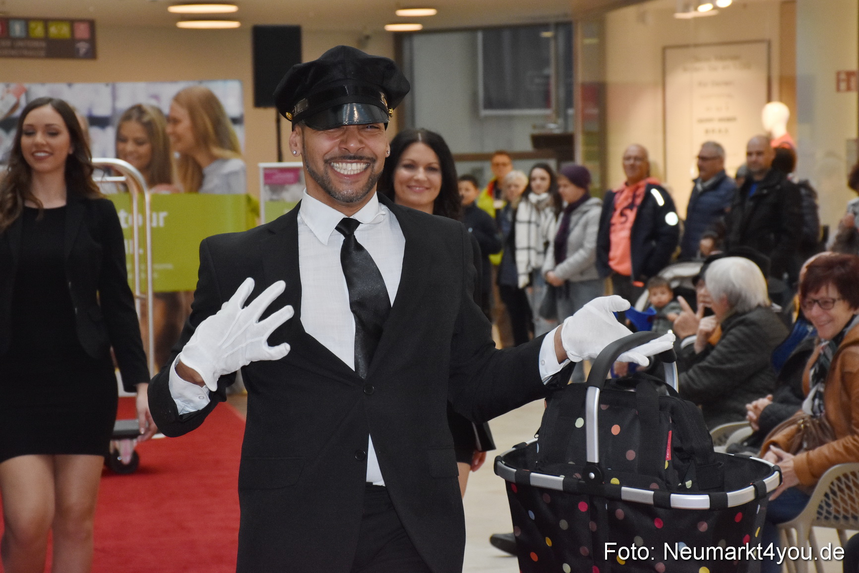 Fruehlingsmodenschau NeuerMarkt 2019 0131