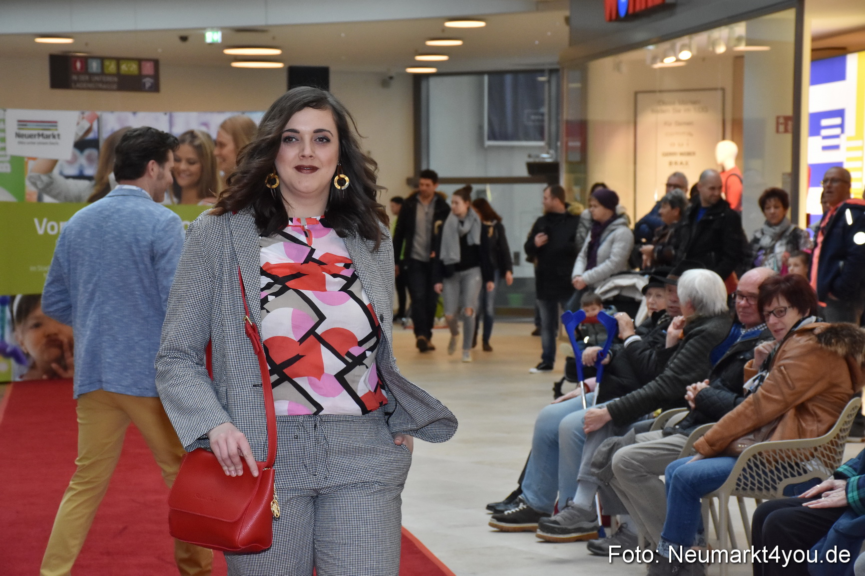 Fruehlingsmodenschau NeuerMarkt 2019 0144