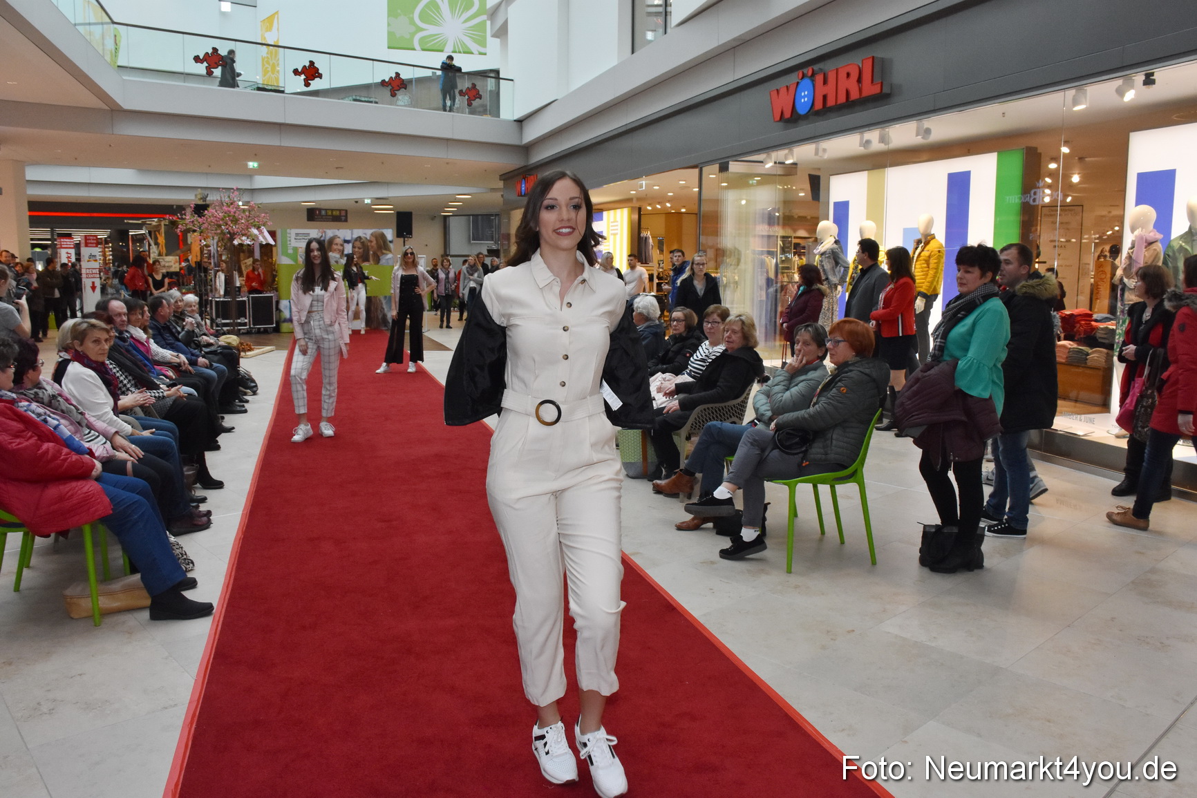 Fruehlingsmodenschau NeuerMarkt 2019 0166