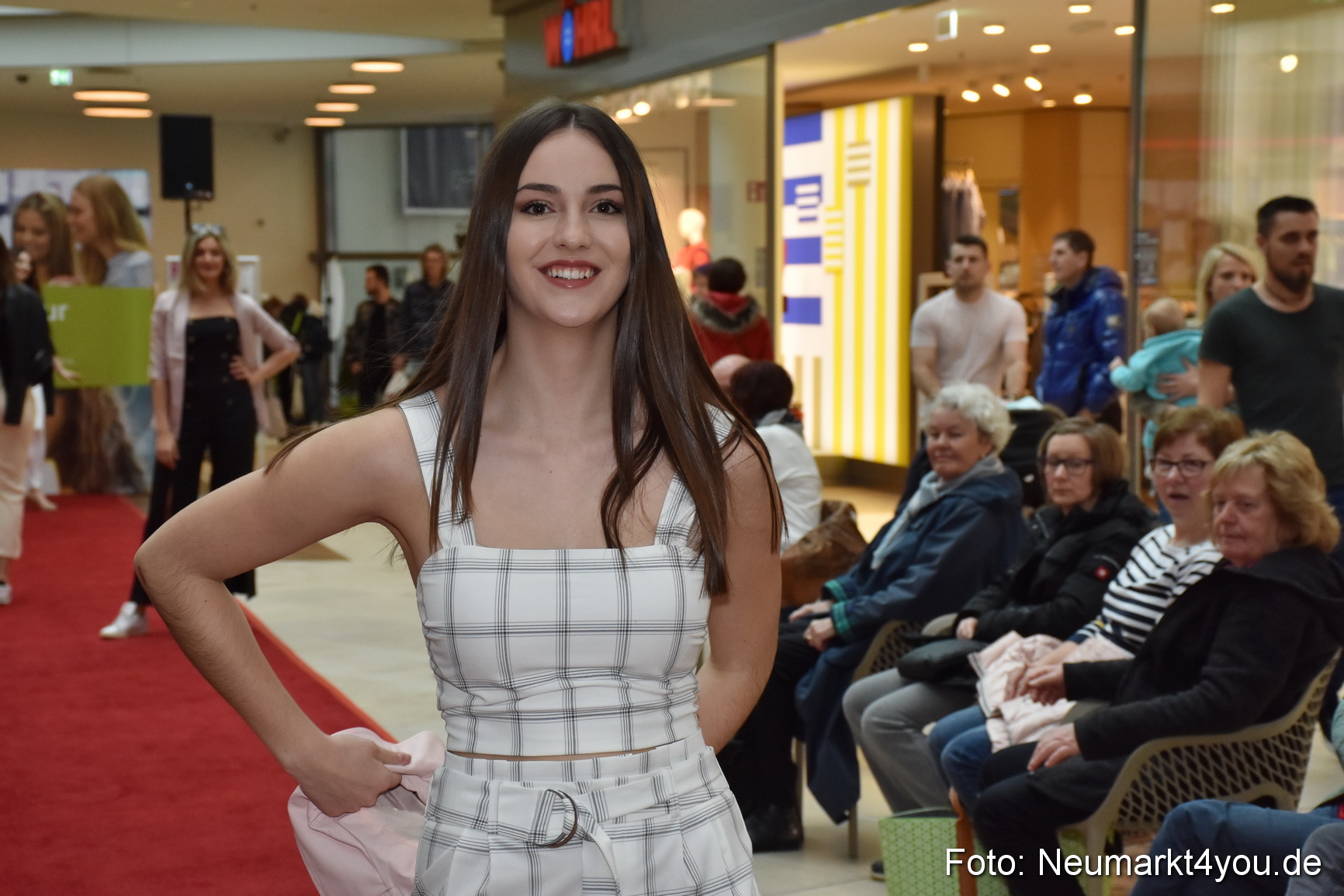 Fruehlingsmodenschau NeuerMarkt 2019 0167