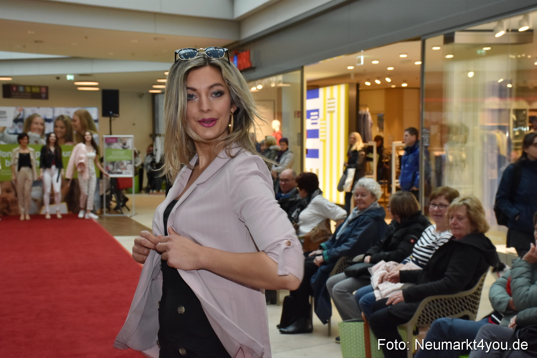 Fruehlingsmodenschau NeuerMarkt 2019 0171