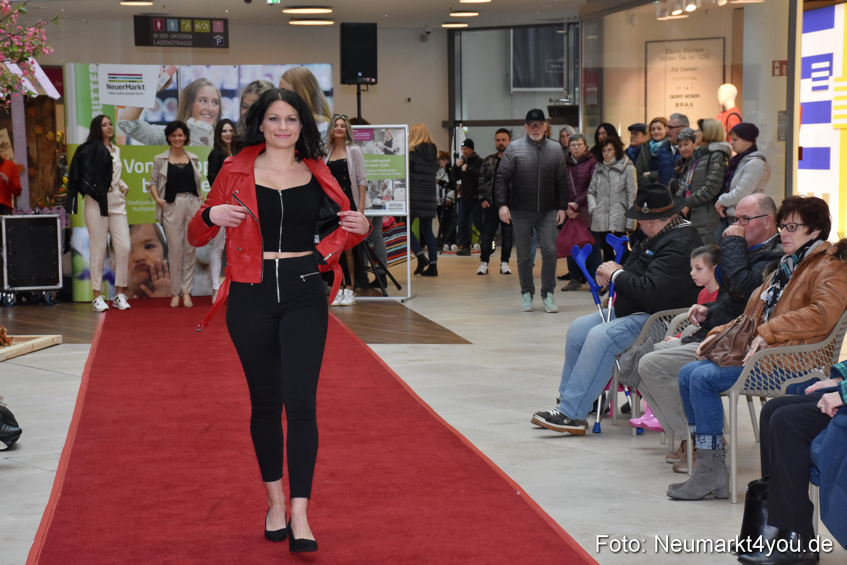 Fruehlingsmodenschau NeuerMarkt 2019 0172
