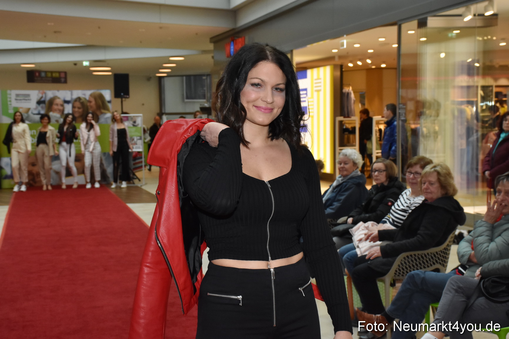 Fruehlingsmodenschau NeuerMarkt 2019 0173