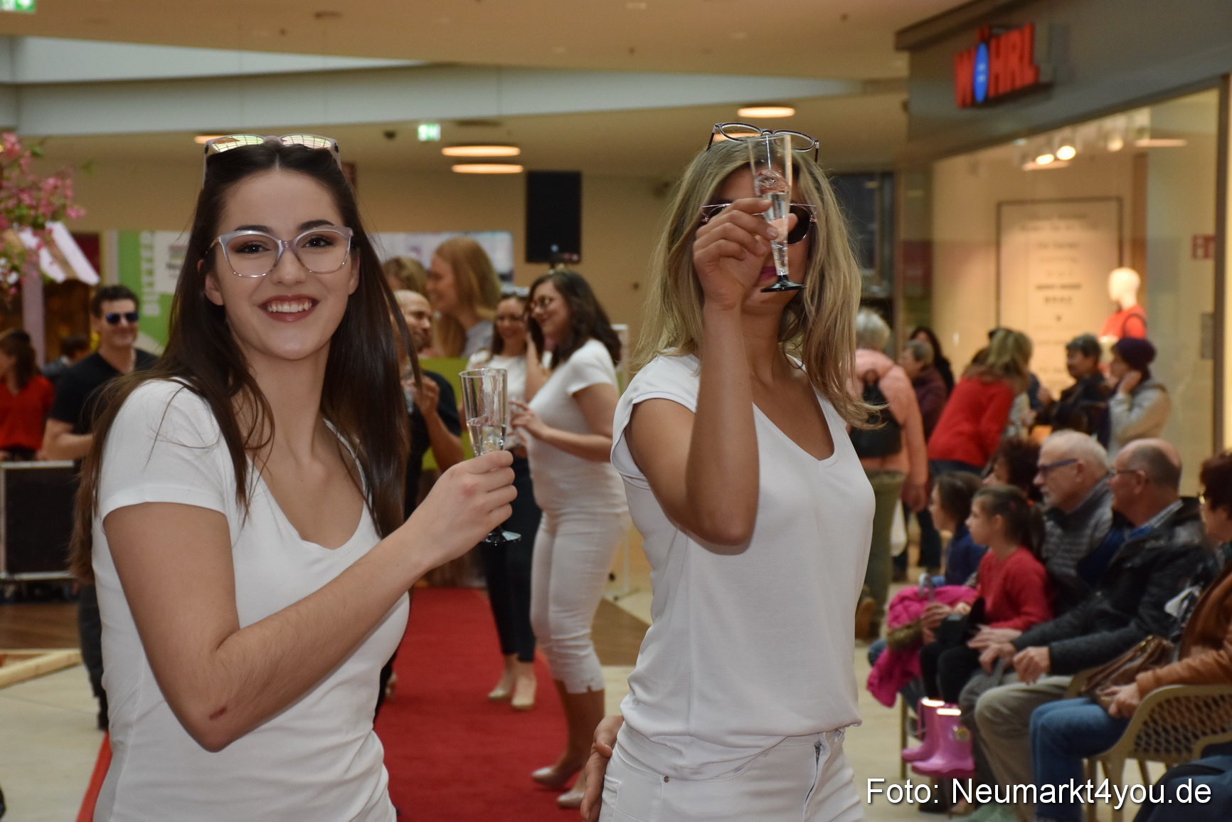 Fruehlingsmodenschau NeuerMarkt 2019 0190