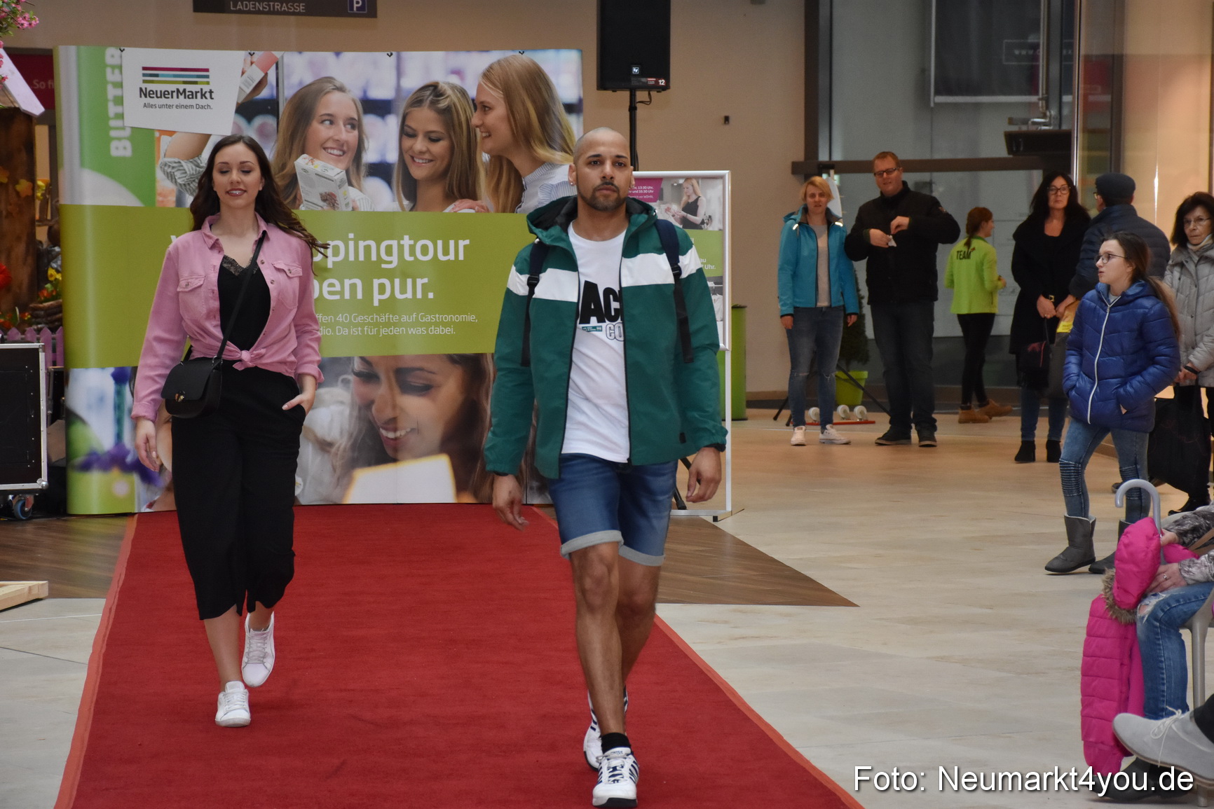 Fruehlingsmodenschau NeuerMarkt 2019 0193