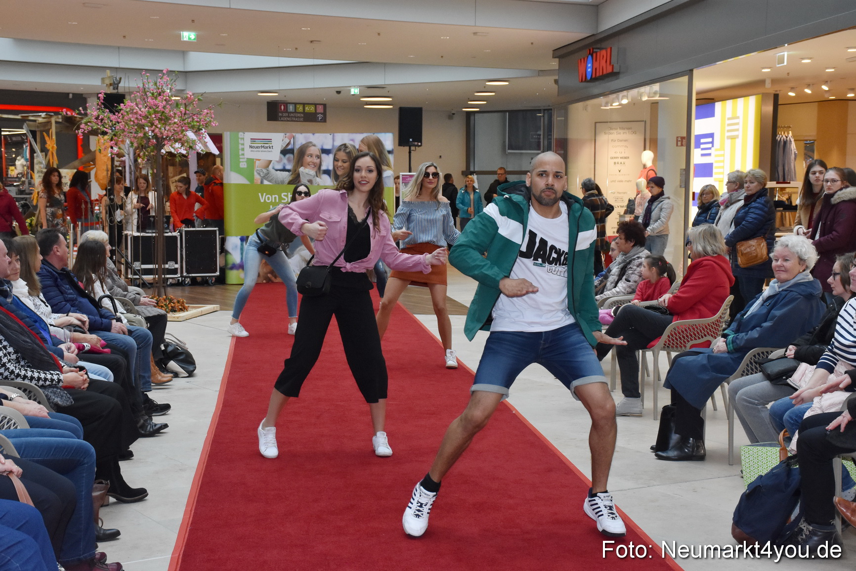 Fruehlingsmodenschau NeuerMarkt 2019 0195