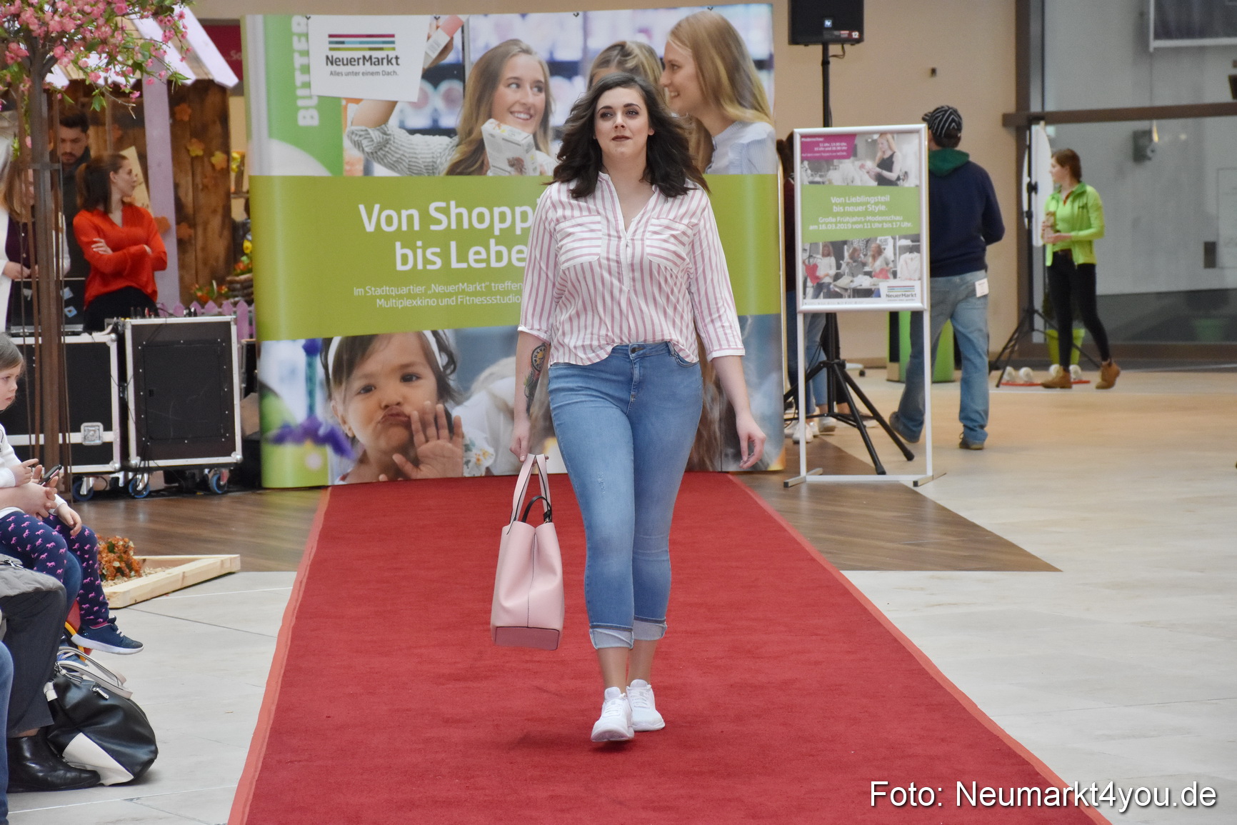 Fruehlingsmodenschau NeuerMarkt 2019 0211