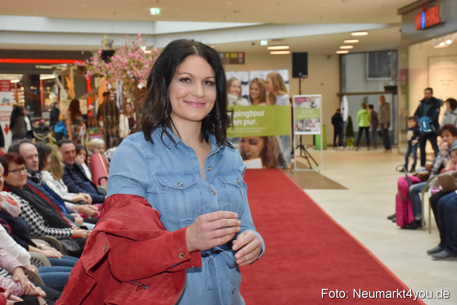 Fruehlingsmodenschau NeuerMarkt 2019 0215