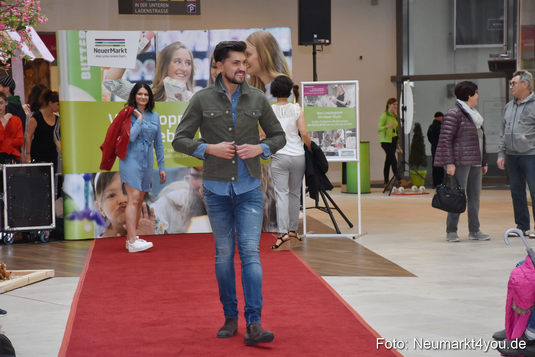 Fruehlingsmodenschau NeuerMarkt 2019 0217