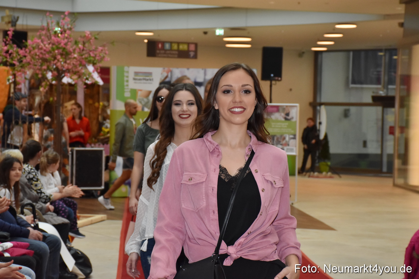 Fruehlingsmodenschau NeuerMarkt 2019 0223