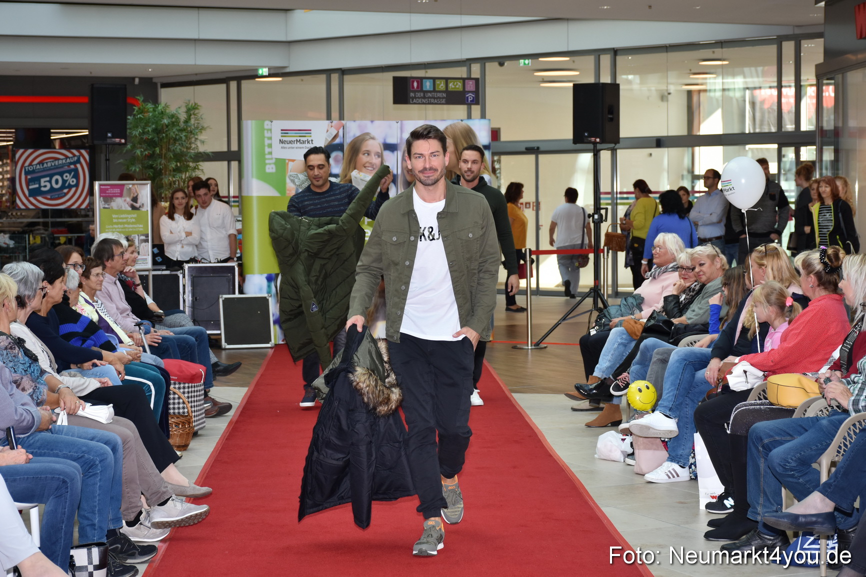Herbstmodenschau NeuerMarkt 2019 0042