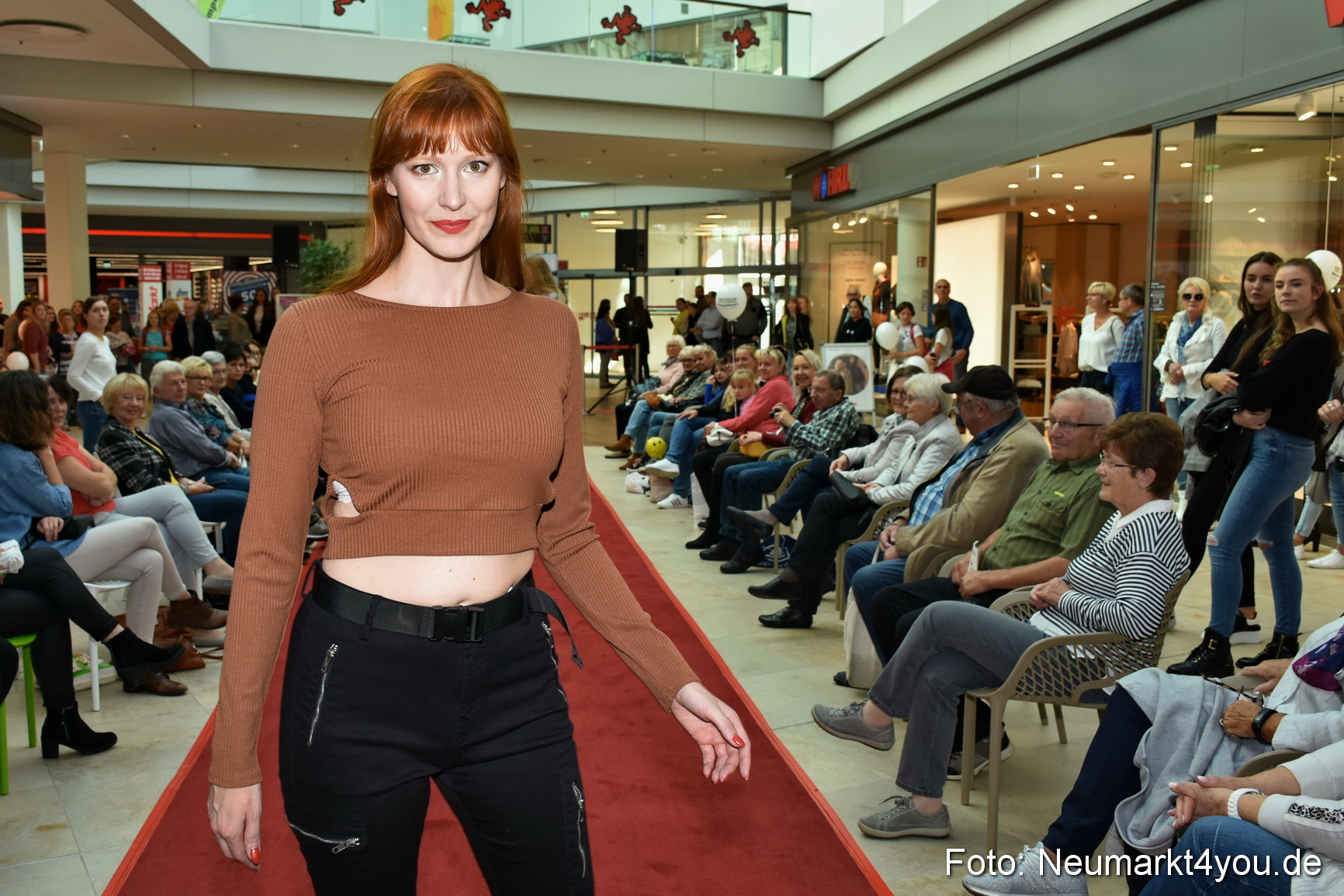 Herbstmodenschau NeuerMarkt 2019 0046