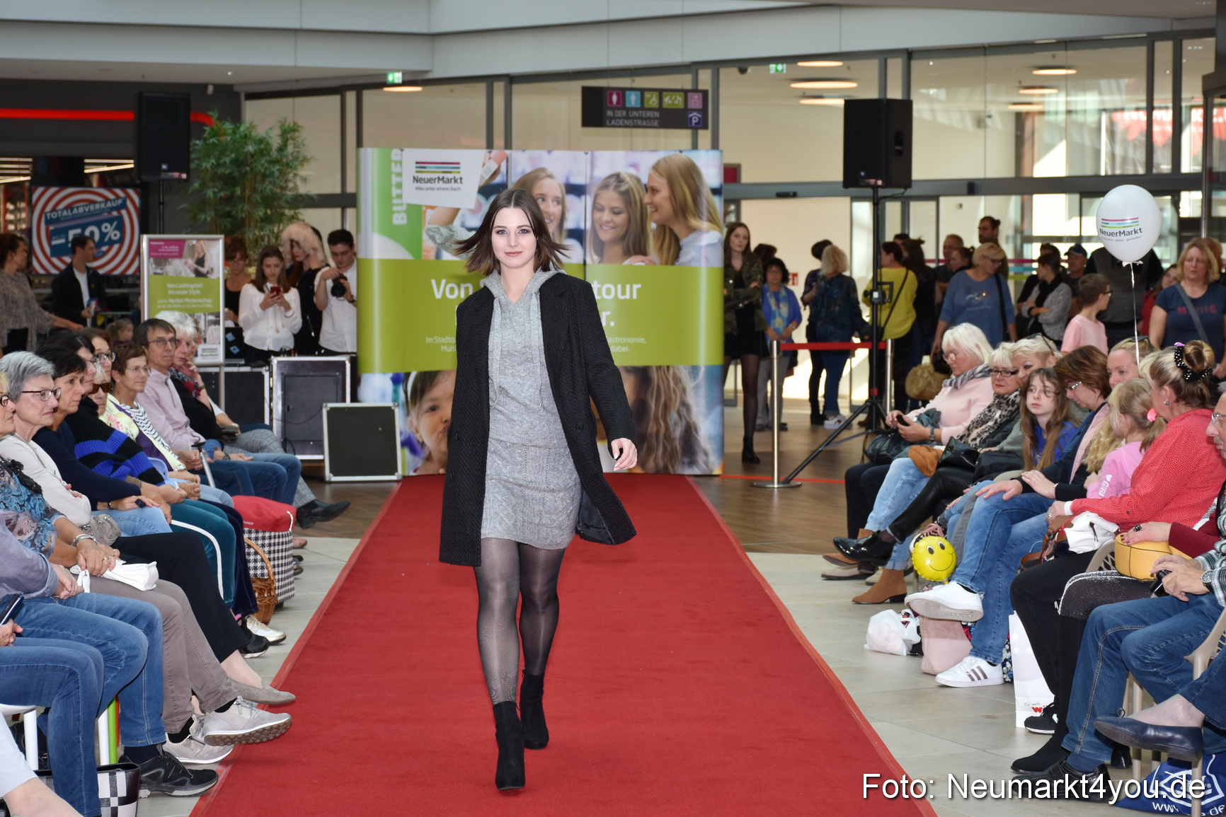 Herbstmodenschau NeuerMarkt 2019 0054
