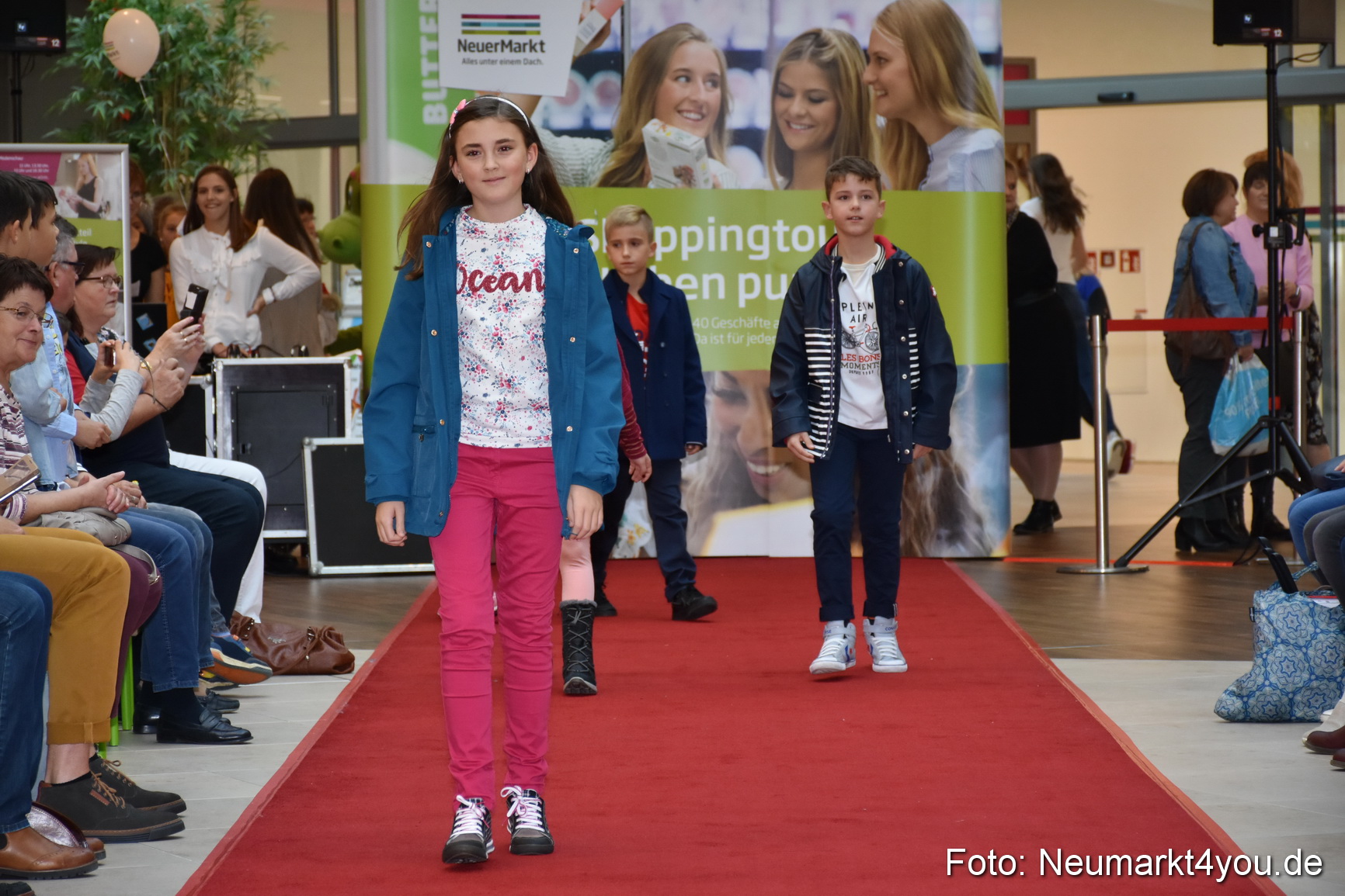 Herbstmodenschau NeuerMarkt 2019 0115