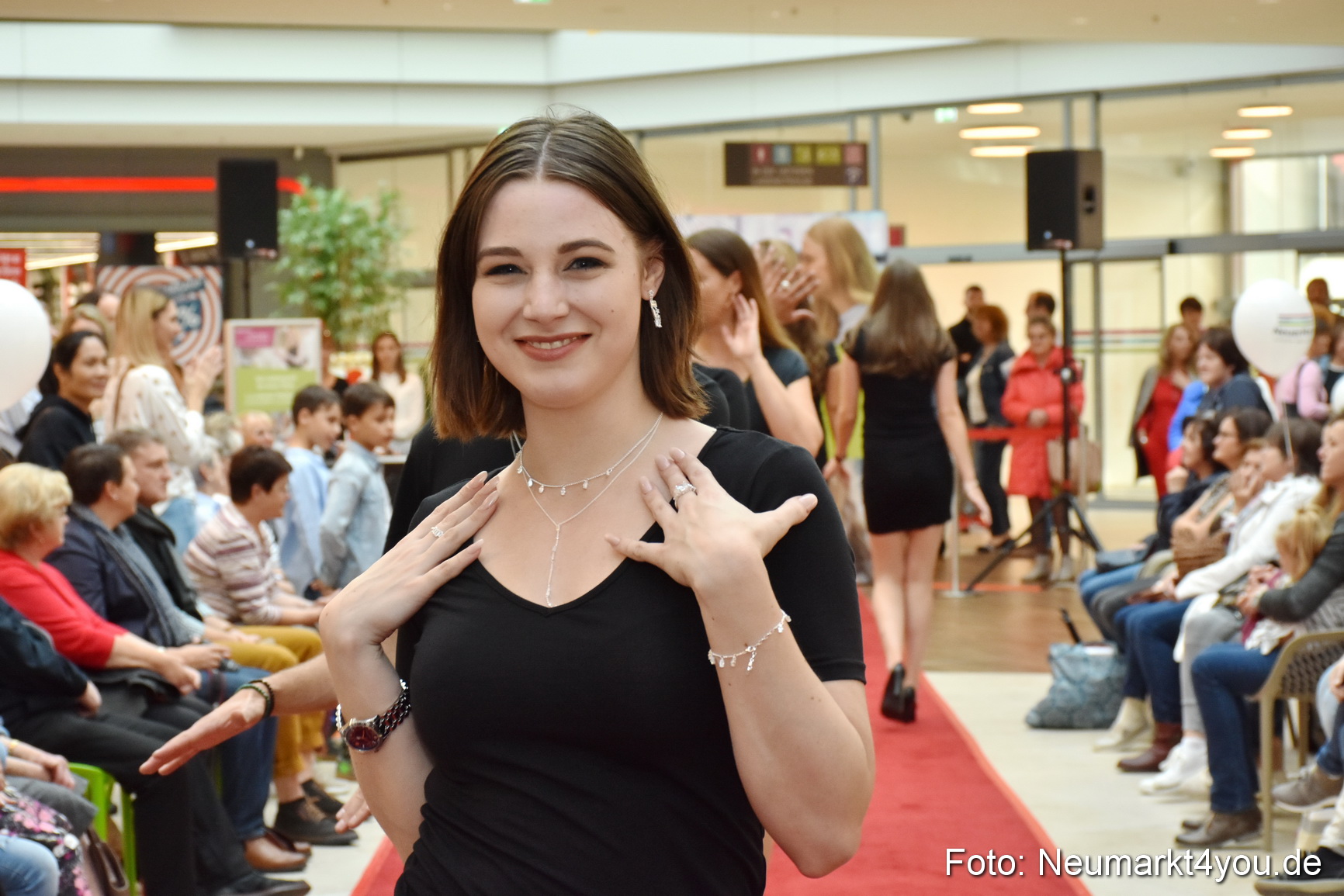 Herbstmodenschau NeuerMarkt 2019 0164