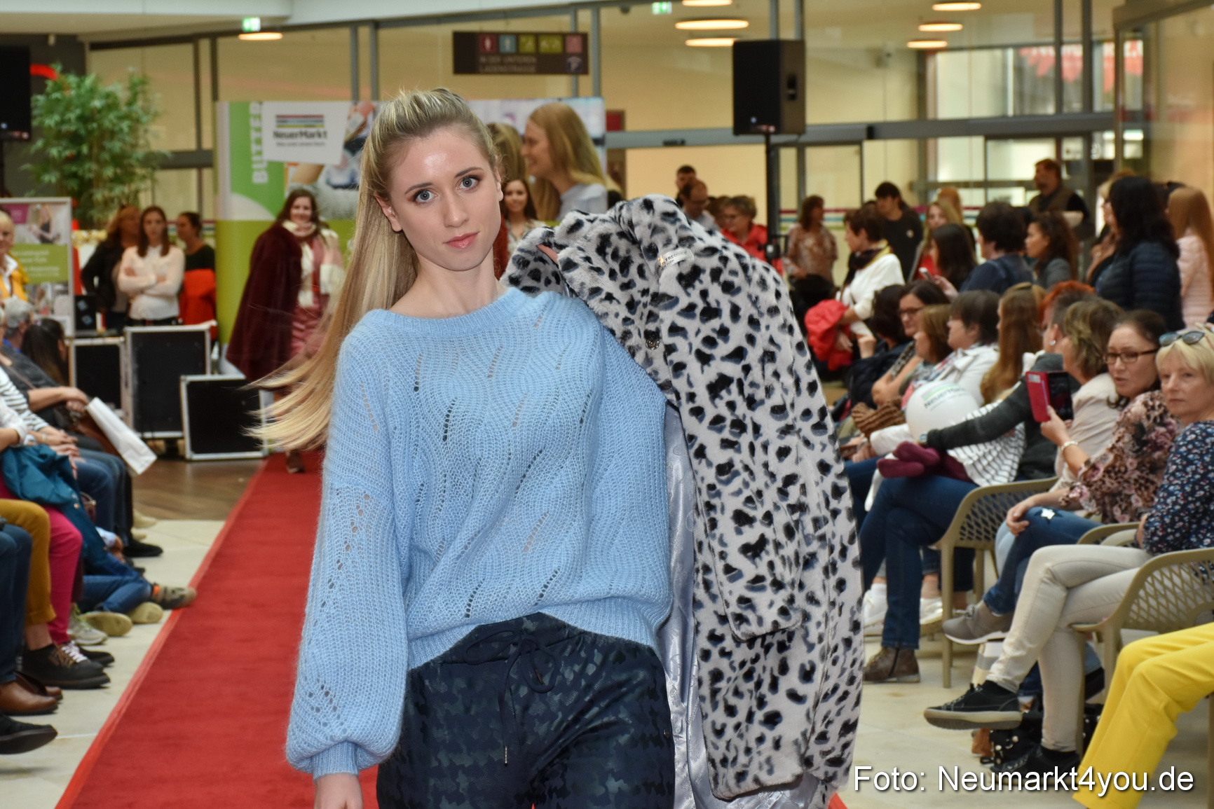 Herbstmodenschau NeuerMarkt 2019 0178