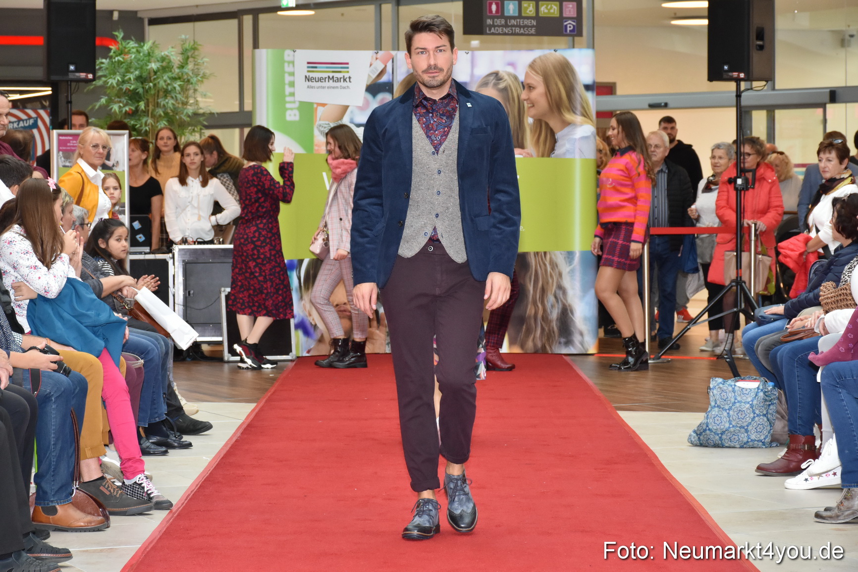 Herbstmodenschau NeuerMarkt 2019 0185