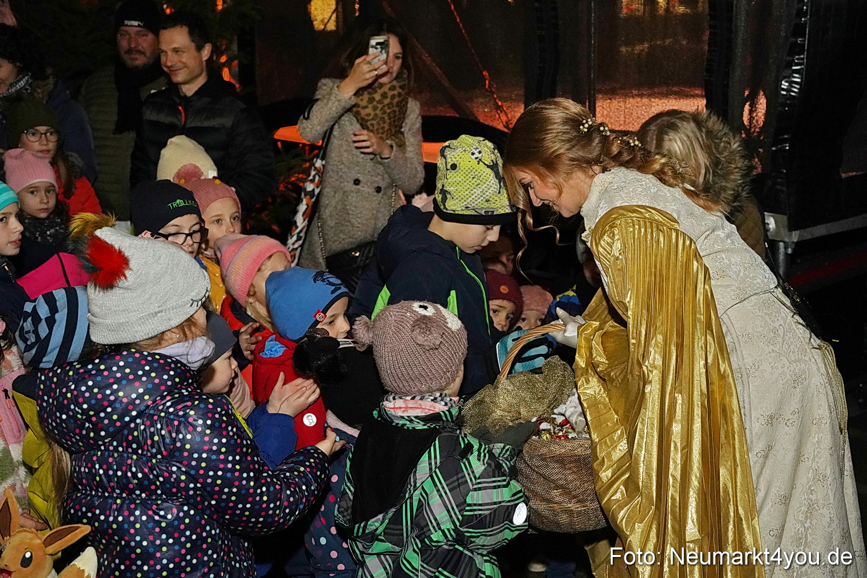Weihnachtsmarkt Neumarkt Eroeffnung 0056
