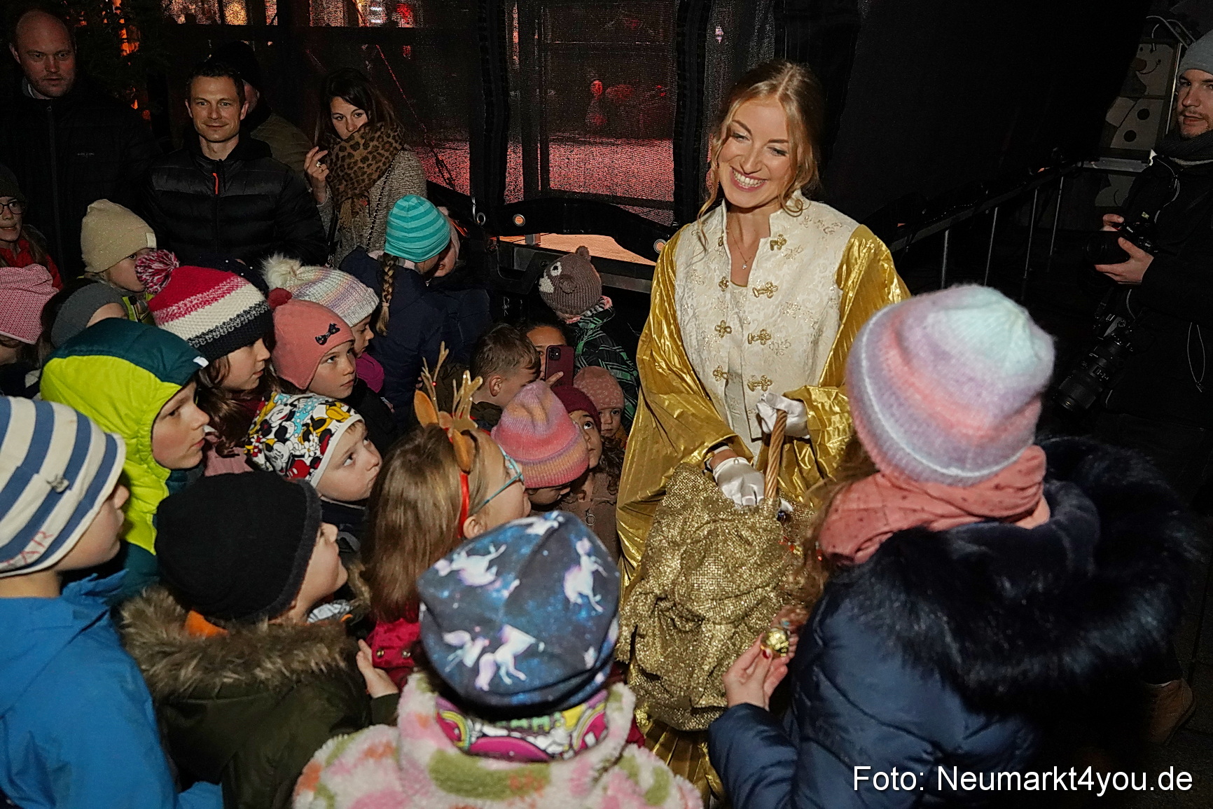 Weihnachtsmarkt Neumarkt Eroeffnung 0058