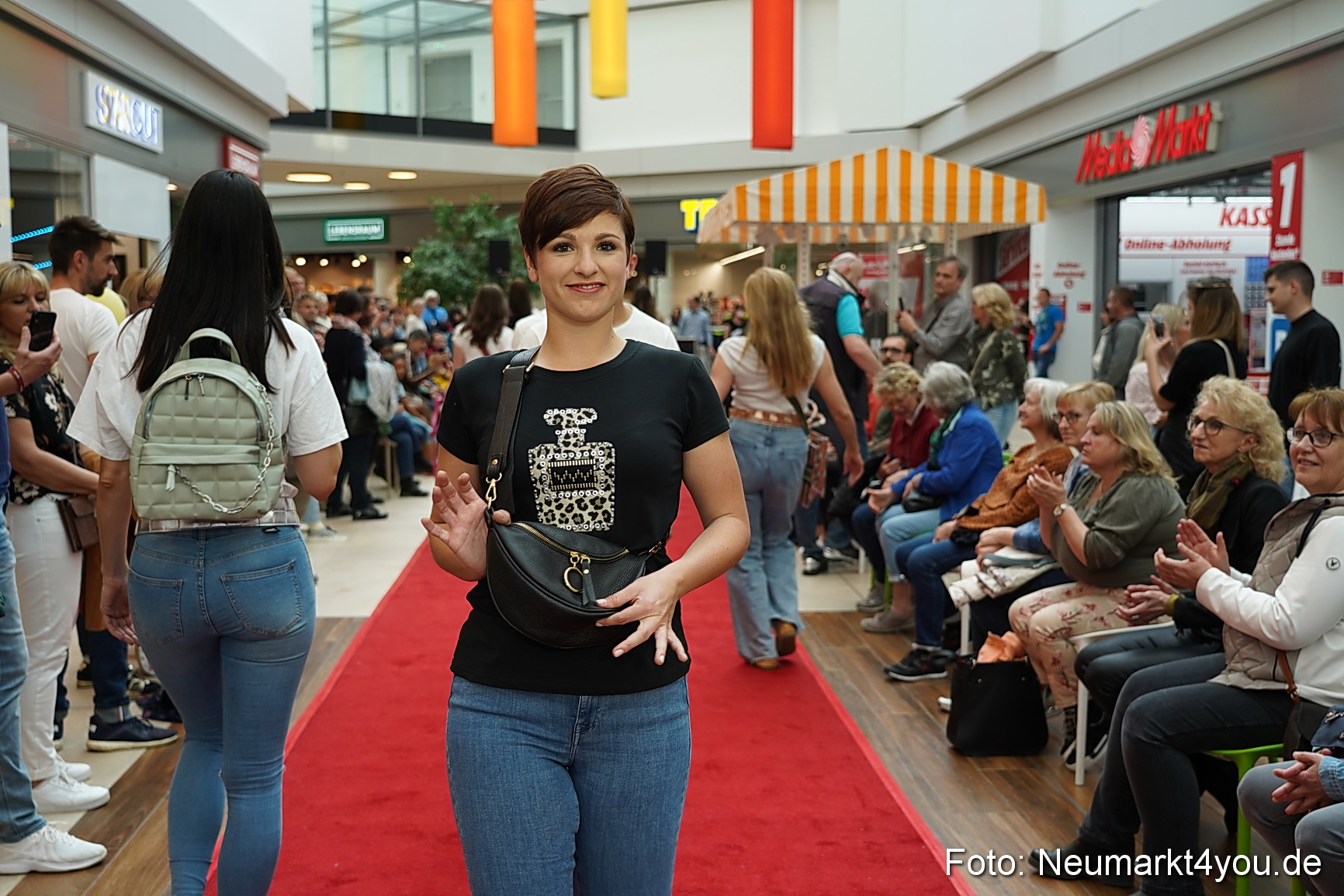 Modenschau Neuer Markt Nacht der Sinne 2022 0071