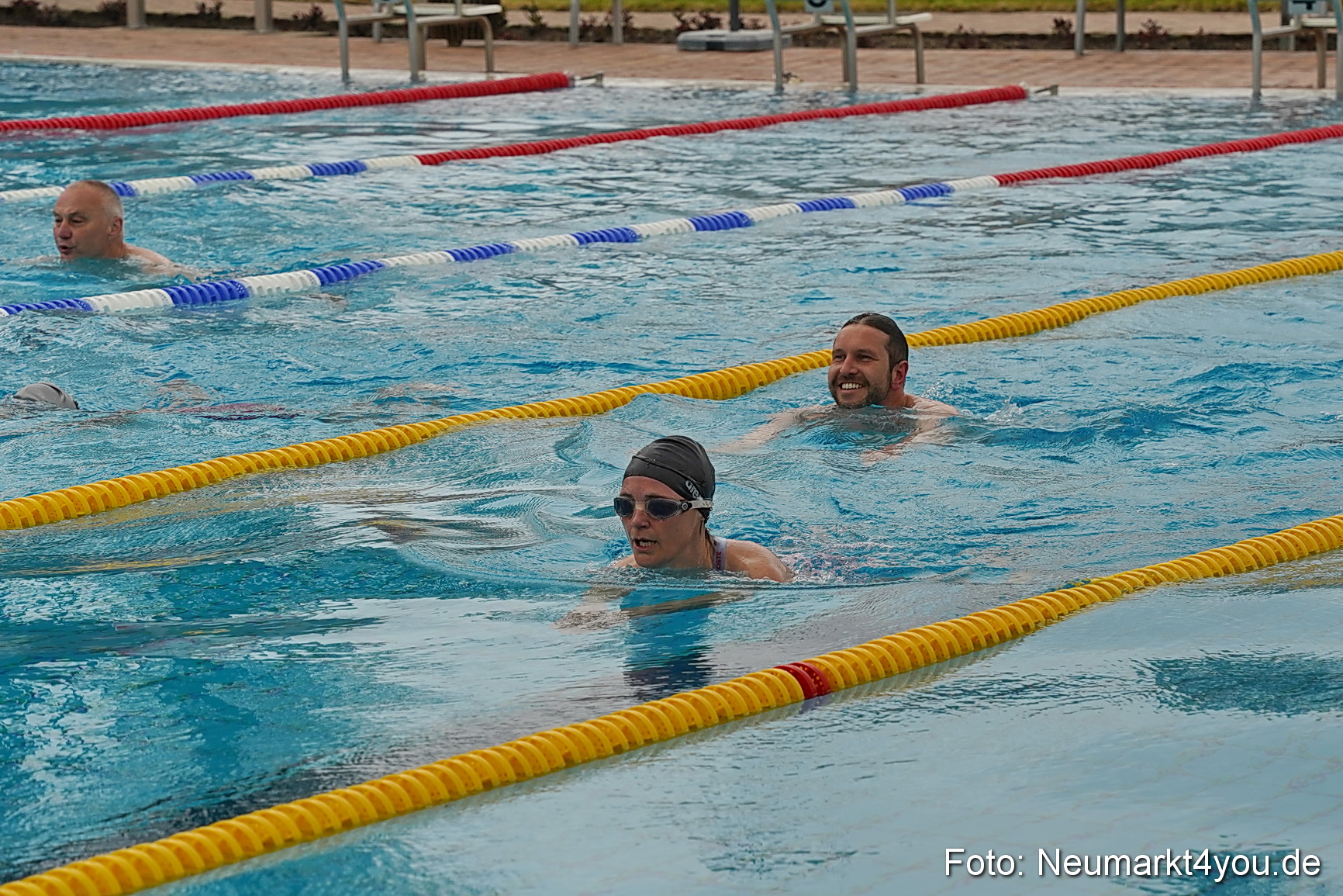 Anschwimmen Freibad Neumarkt 280423 0008