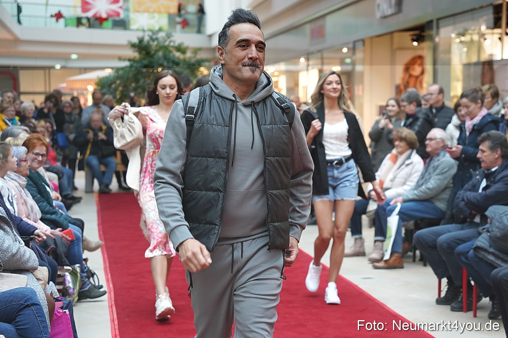 Modenschau Fruehjahr 2023 NeuerMarkt 0006