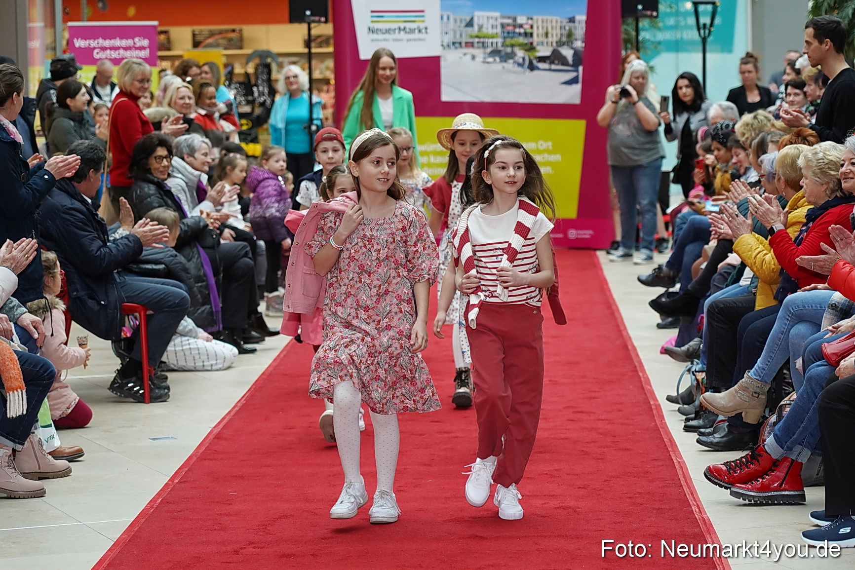 Modenschau Fruehjahr 2023 NeuerMarkt 0044