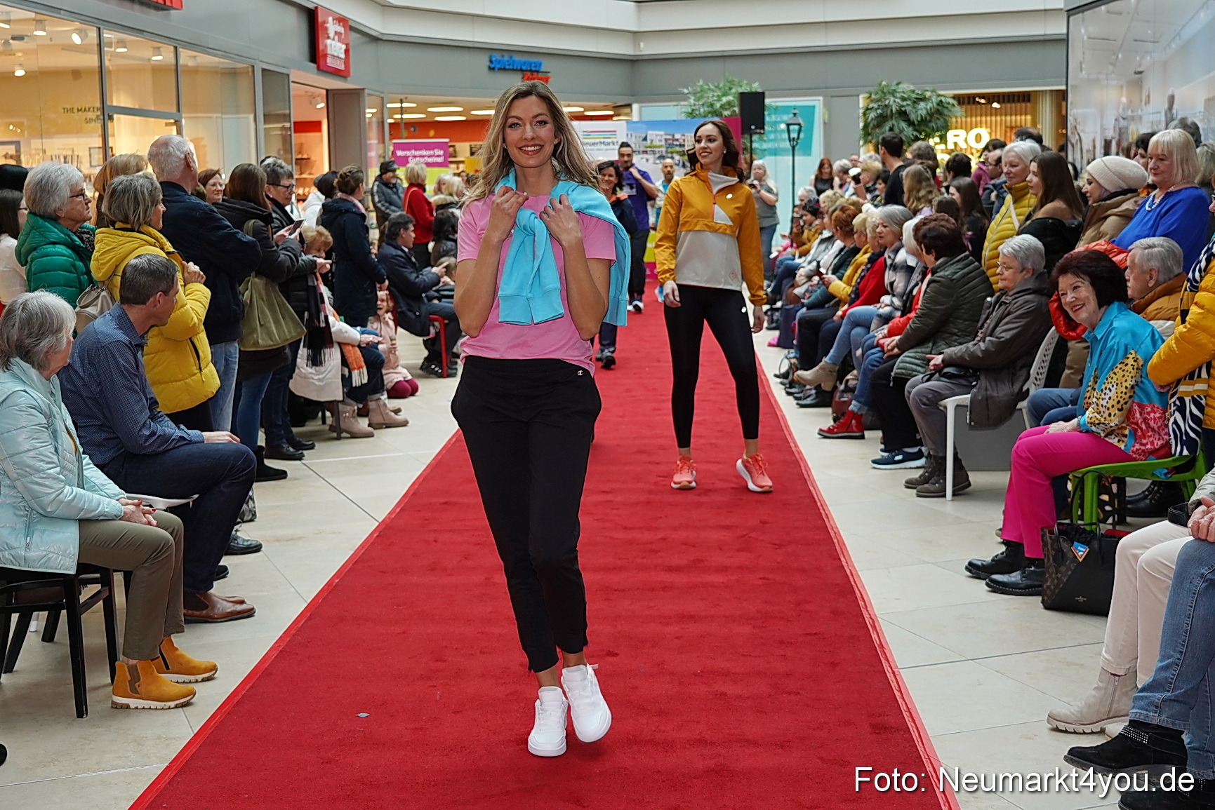 Modenschau Fruehjahr 2023 NeuerMarkt 0048