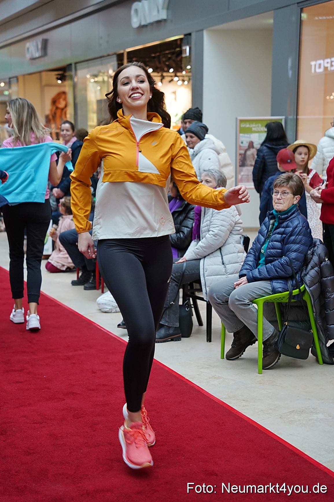 Modenschau Fruehjahr 2023 NeuerMarkt 0056