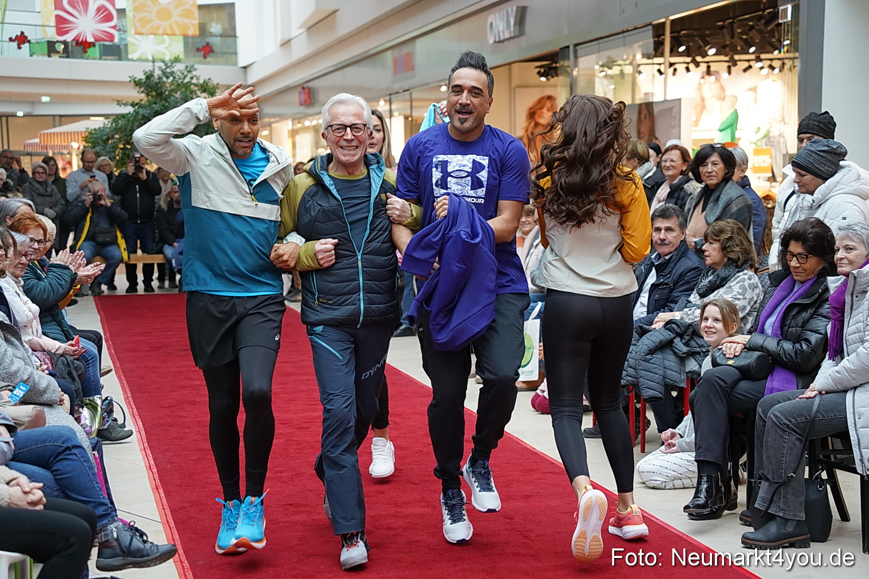 Modenschau Fruehjahr 2023 NeuerMarkt 0058
