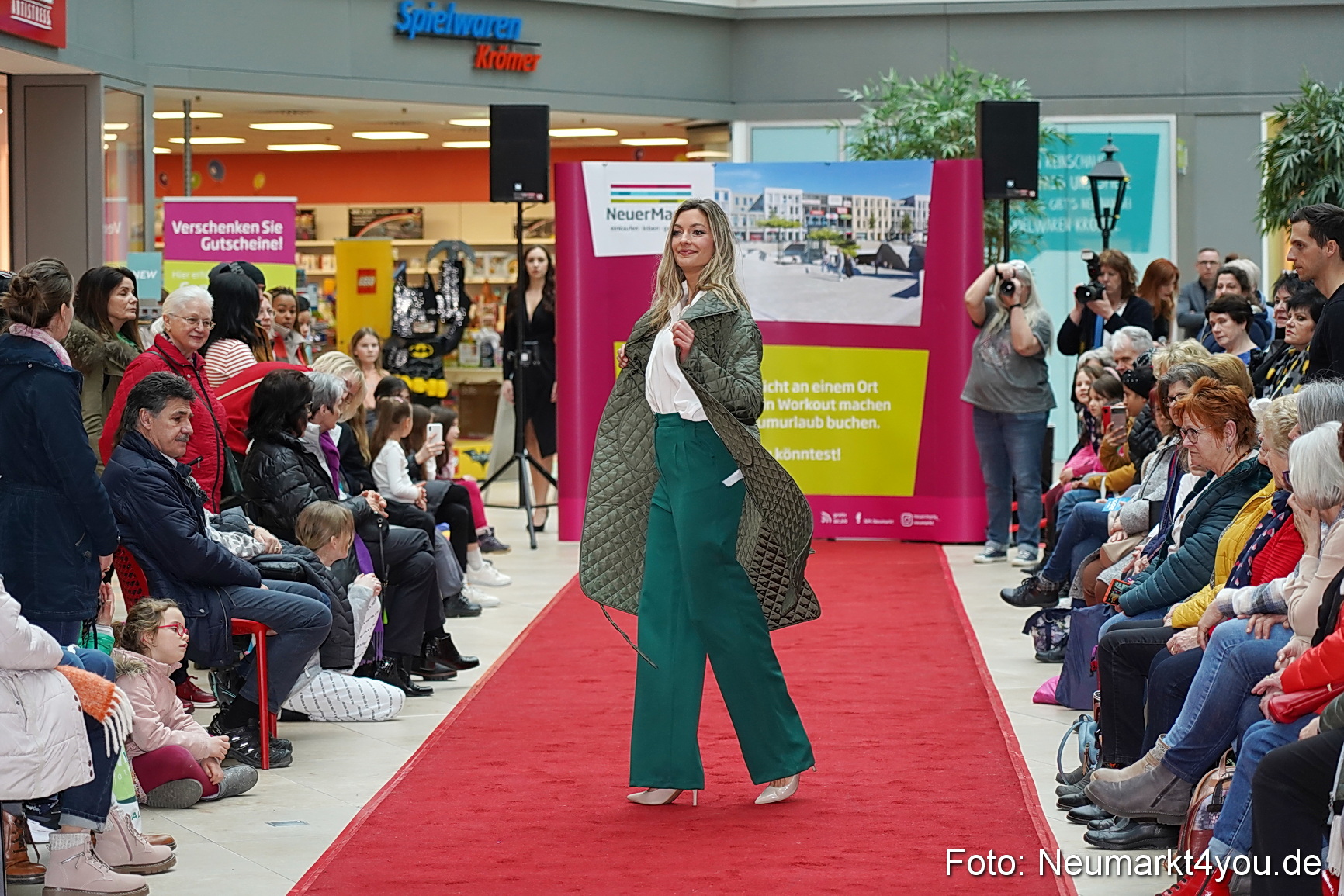 Modenschau Fruehjahr 2023 NeuerMarkt 0065