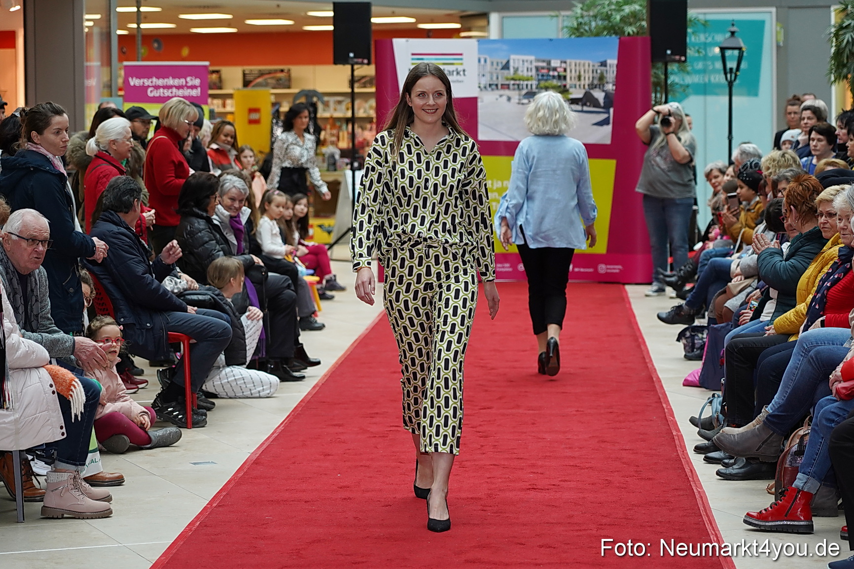 Modenschau Fruehjahr 2023 NeuerMarkt 0073